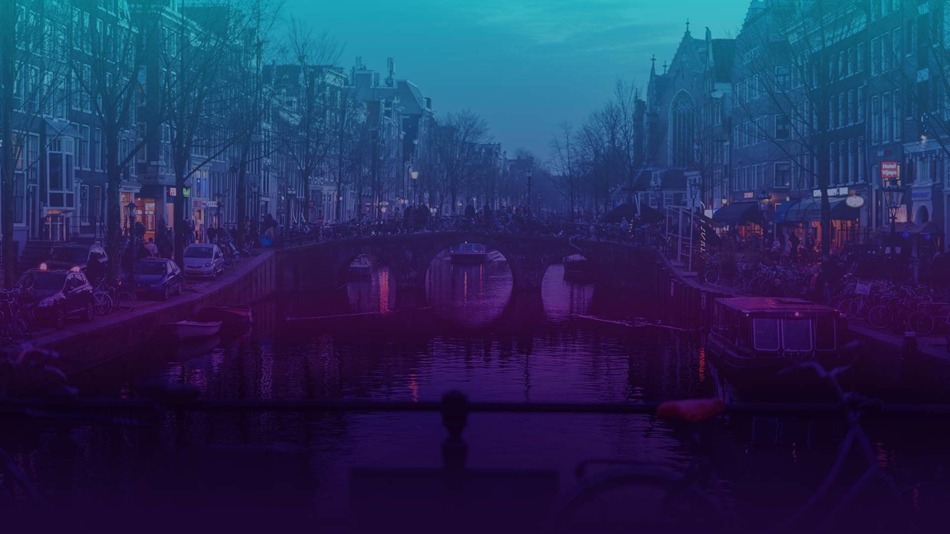 Die vielen Grachten und Brücken zeichnen Amsterdam aus und verleihen der Stadt einen urigen Flair. Eine Grachtenfahrt rundet hier jede Städtetour ab