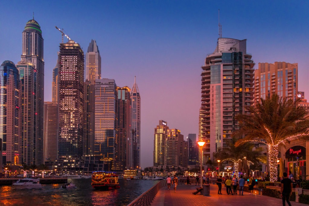 Die Skyline von Dubai sieht auch in den Abendstunden sehr beeindruckend aus. Die vielen Lichter der Metropole sorgen für eine einzigartige Atmosphäre
