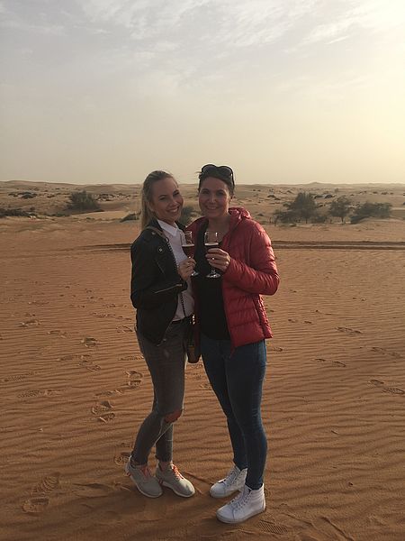 Laura und Larissa bei ihrer Wüstensafari in Dubai - ein einmaliges Erlebnis