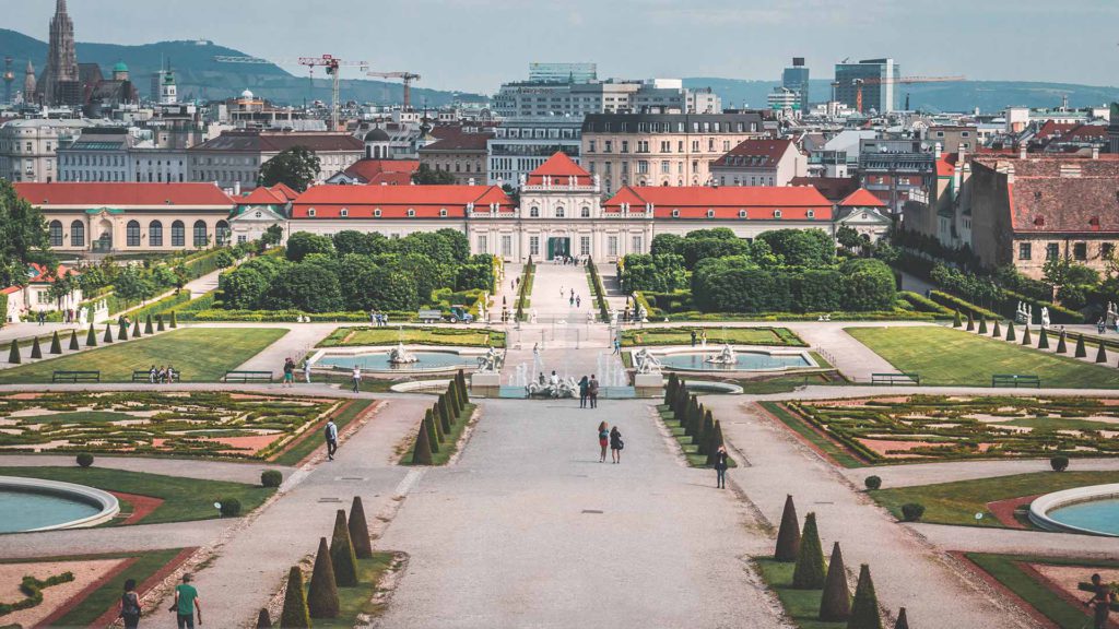 Das wunderschöne Schloss Belvedere zeigt Kunstausstellungen und ist damit ein tolles Ausflugsziel für Kulturinteressierte!