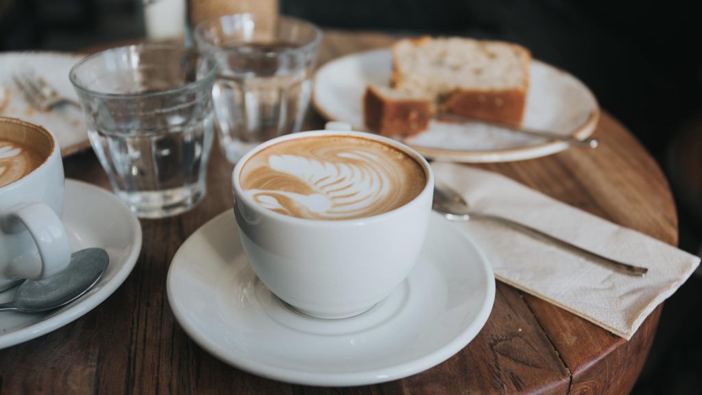 Ein Besuch in einem der berühmten Kaffeehäuser darf nicht fehlen. Das Kaffeetrinken haben die Wiener inzwischen zum Teil ihrer Kultur und des Lebensgefühls gemacht.