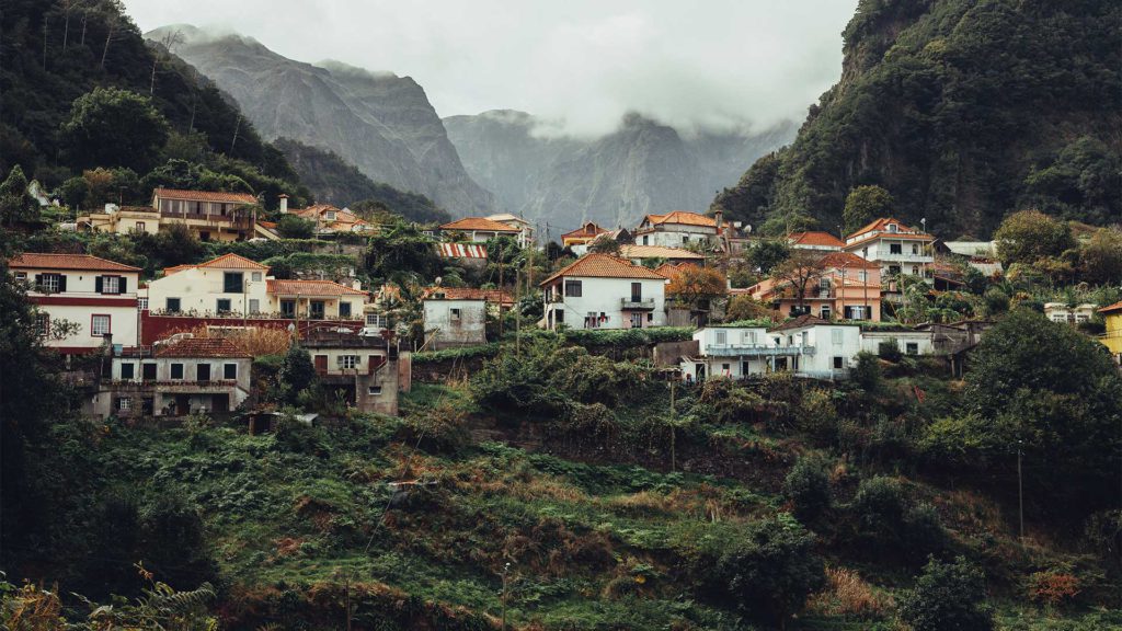 Zahlreiche kleine Dörfer und Altstädte laden auf Madeira zum Erkunden und Verweilen ein.