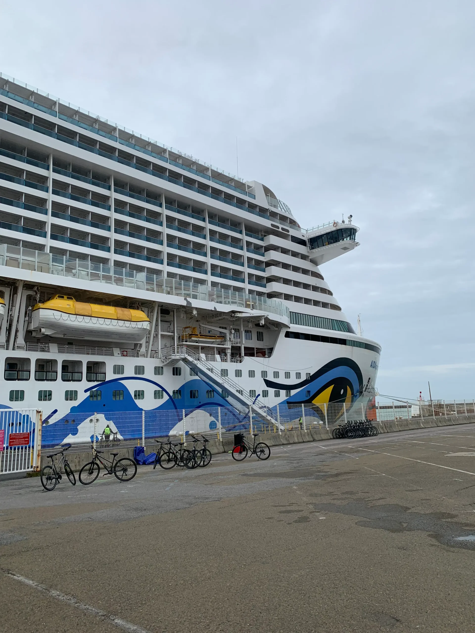 AIDAprima Seitenansicht im Hafen – moderne Kreuzfahrt in Europa