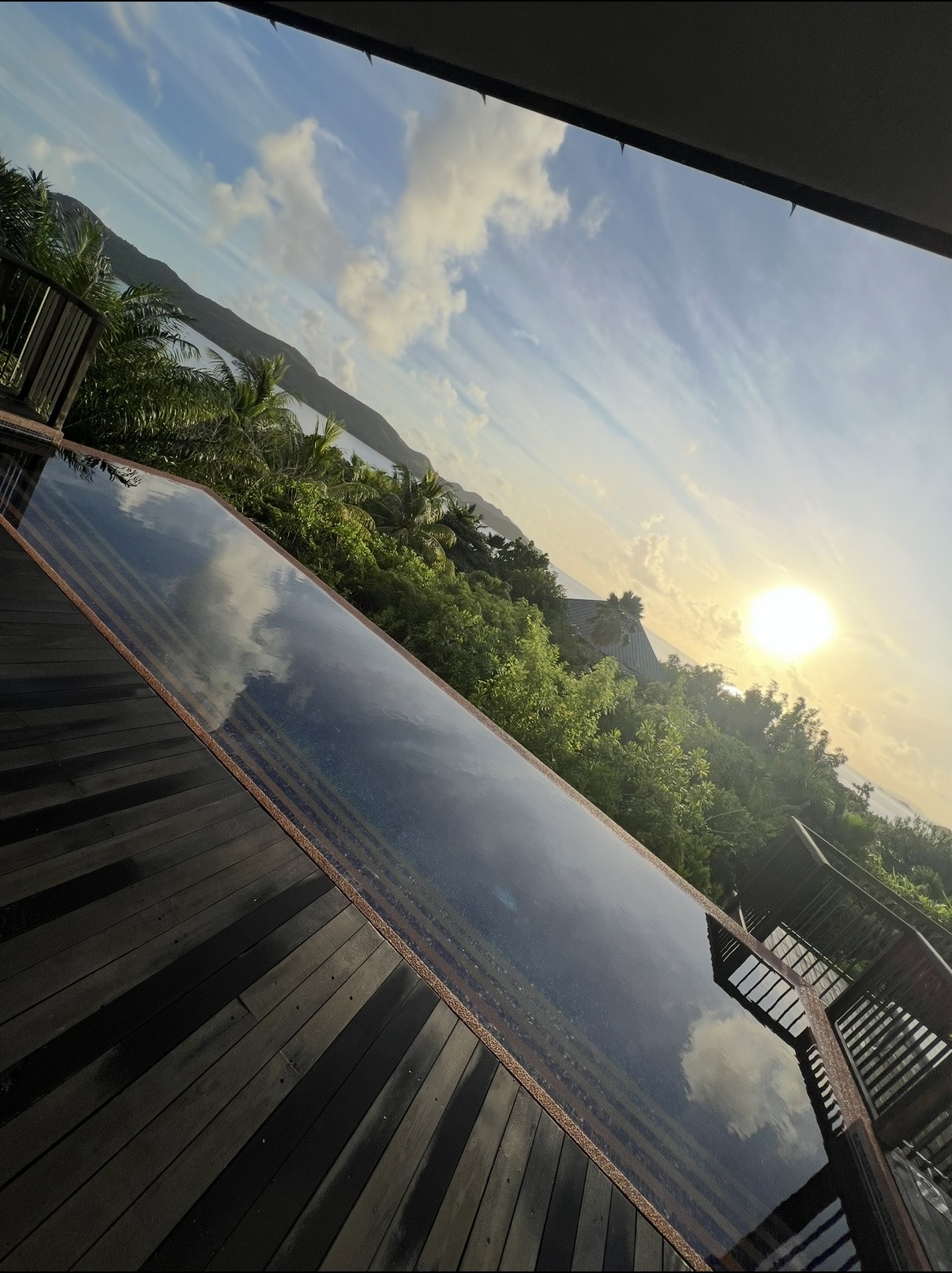 Infinity Pool im Raffles Seychelles bei Sonnenuntergang