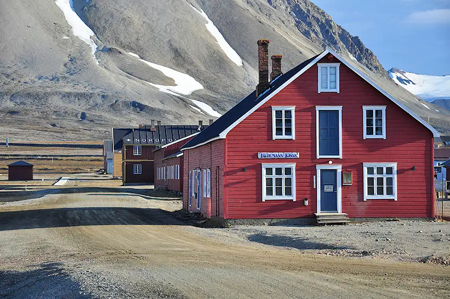 Erfahrungsbericht Spitzbergen Kreuzfahrt TUI Cruises – Historische Holzhäuser in Longyearbyen