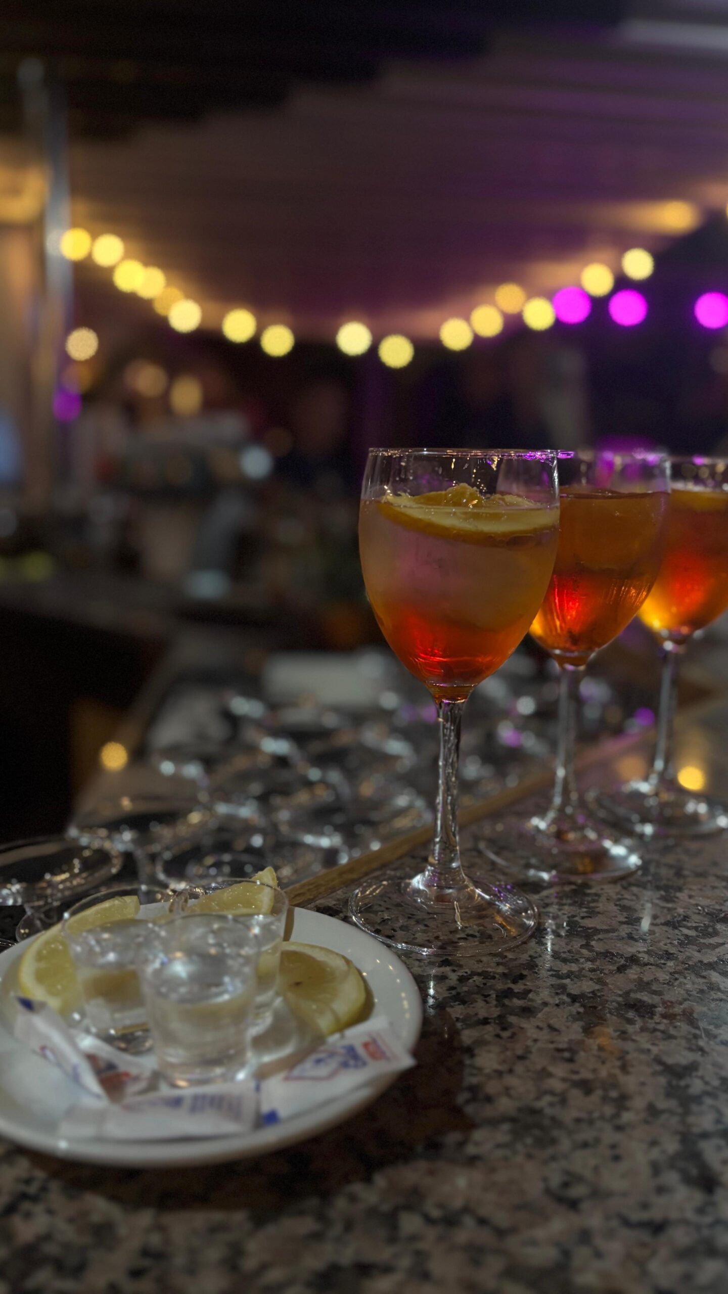 Drinks an der Bar im Aldiana Club Fuerteventura bei Sonnenuntergang