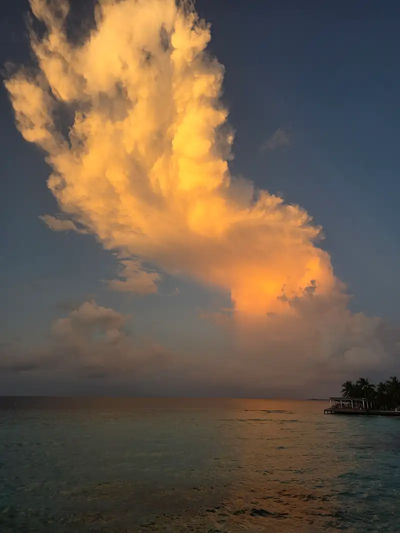 Spektakulärer Himmel am Abend – Robinson Maldives Schnorcheln und Barfußinsel erleben