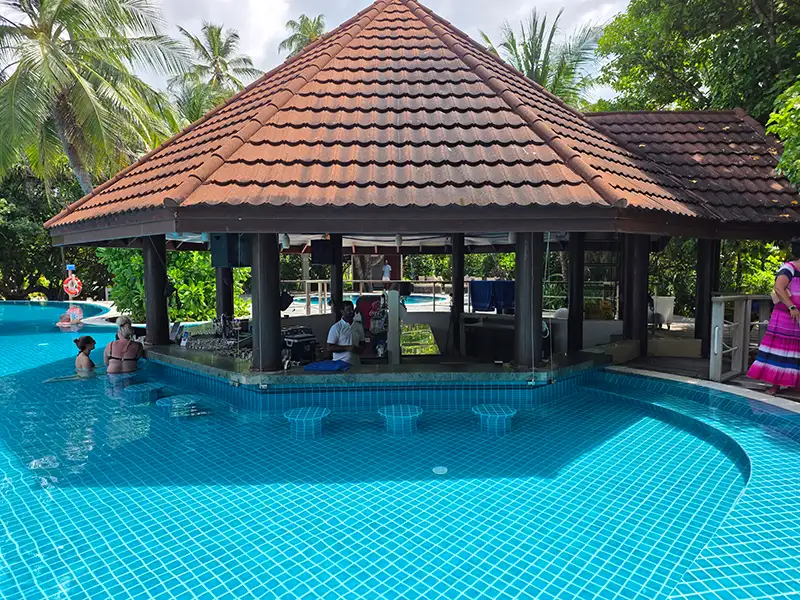 Die Poolbar im Robinson Maldives – Entspannung mit Cocktail im Wasser