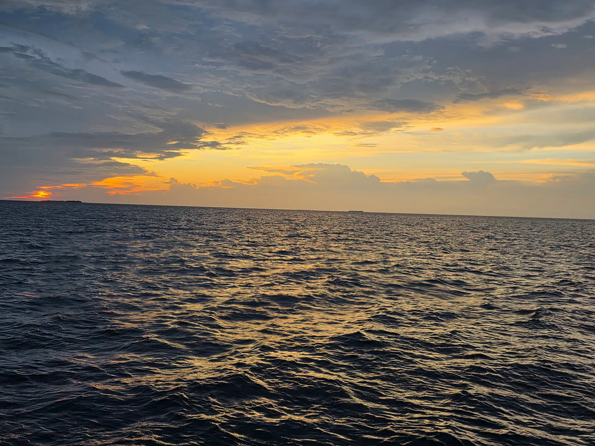 Blick auf den Ozean bei Sonnenuntergang – Reisebericht Robinson Maldives Malediven