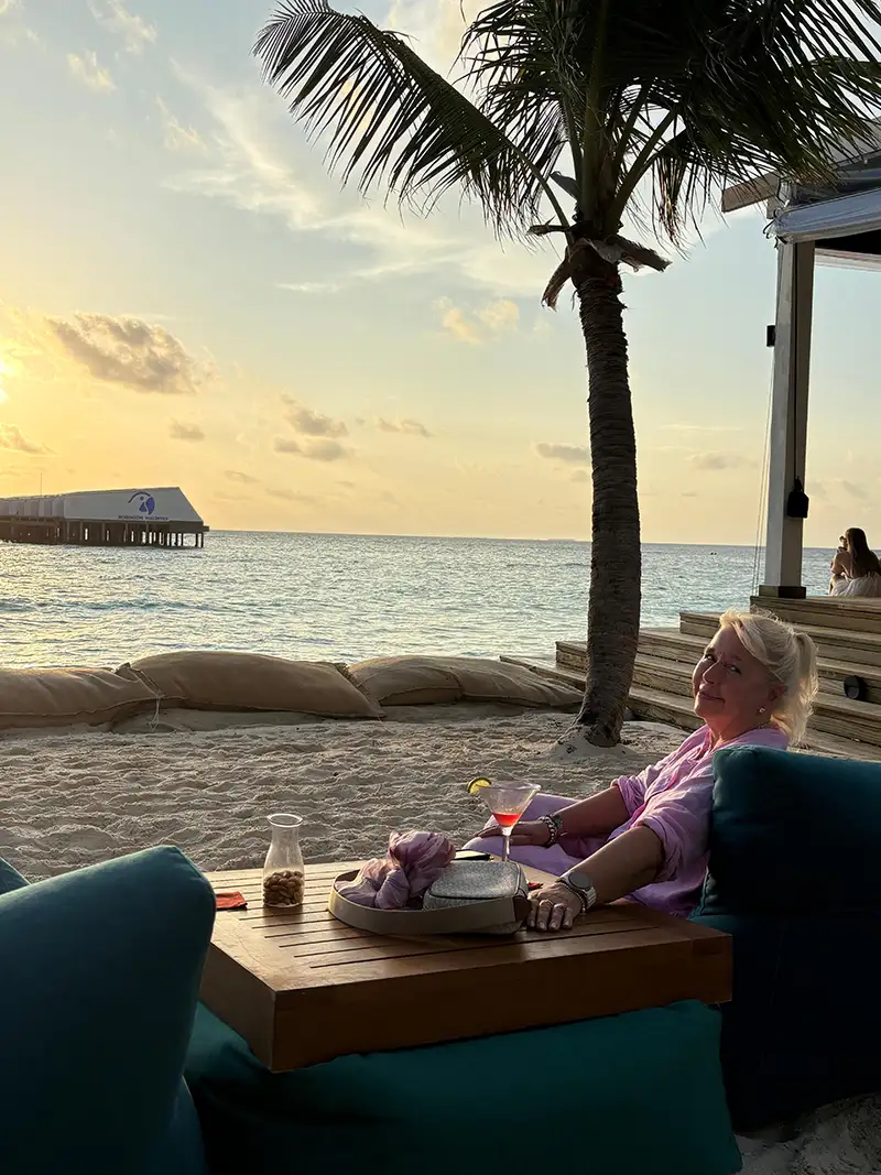 Sunset Tea Time auf der Terrasse des Robinson Maldives – Genuss und Romantik bei Sonnenuntergang