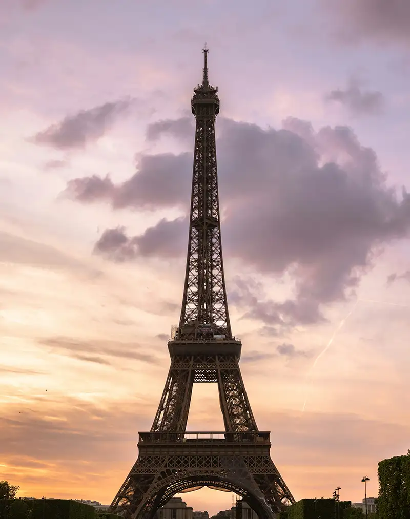 Reisebericht Paris: Der Eiffelturm im warmen Licht des Sonnenuntergangs