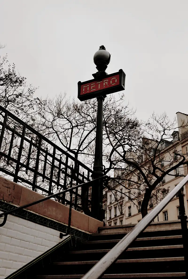 Reisebericht Paris: Klassischer Metro-Eingang als Symbol für die Fortbewegung