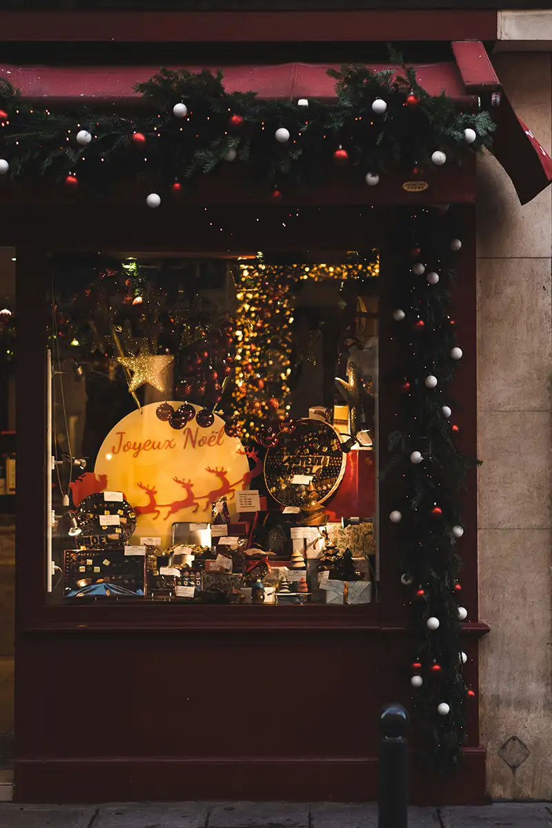 Reisebericht Paris: Liebevoll dekoriertes Schaufenster zur Weihnachtszeit