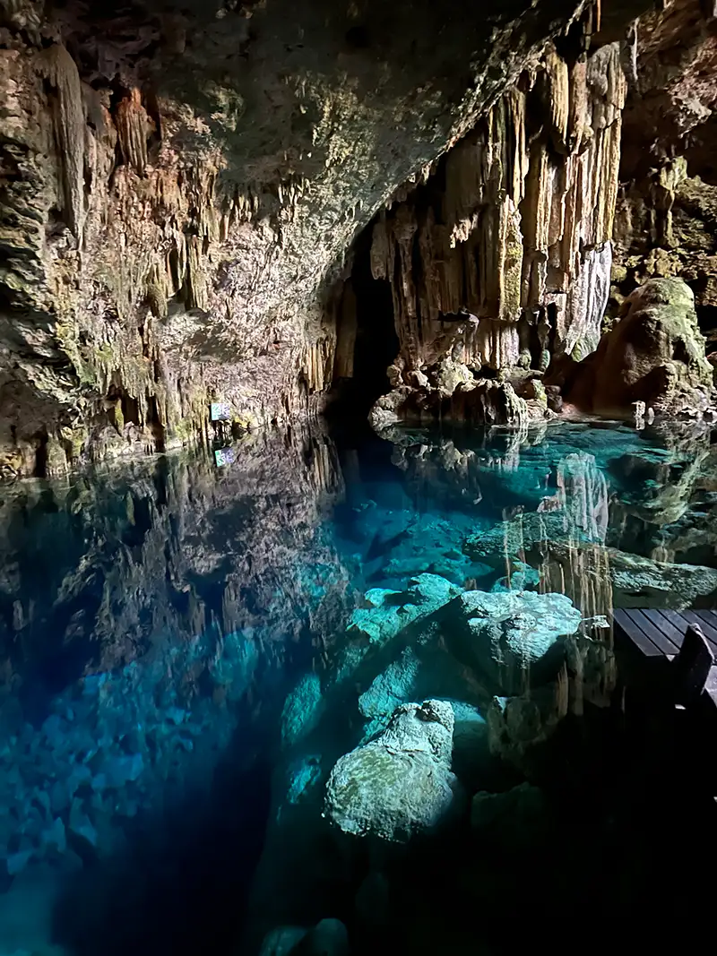 Kristallklares Wasser in der Cueva de Saturno bei Matanzas auf Kuba