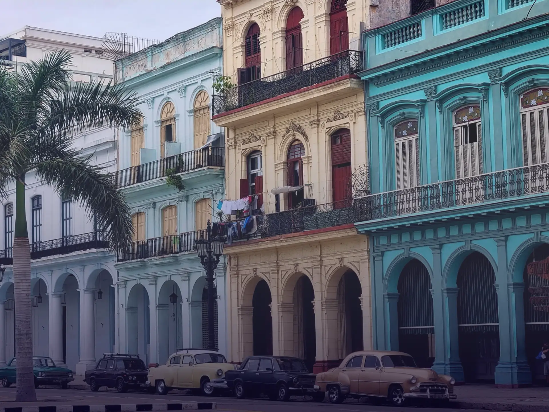 Farbenfrohe koloniale Fassaden in Havanna auf der Kuba Rundreise mit Oldtimern und Palmen