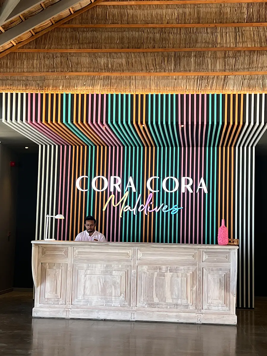 Rezeption im Cora Cora Maldives mit farbenfrohem Boutiquehotel-Design