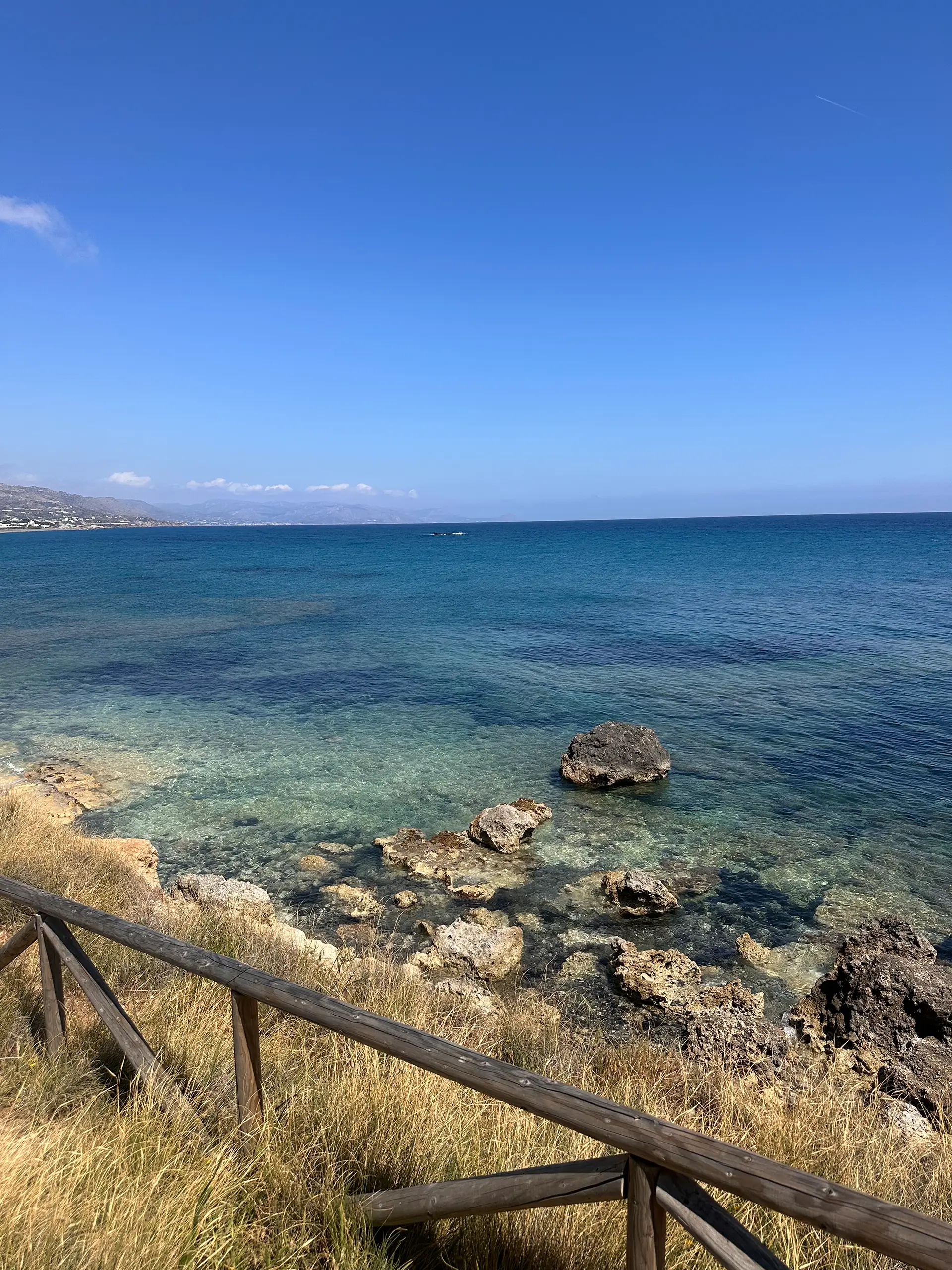 Reisebericht Palmenstrand Vai Kreta mit klarem Wasser und felsiger Küste beim Ausflug Richtung Vai