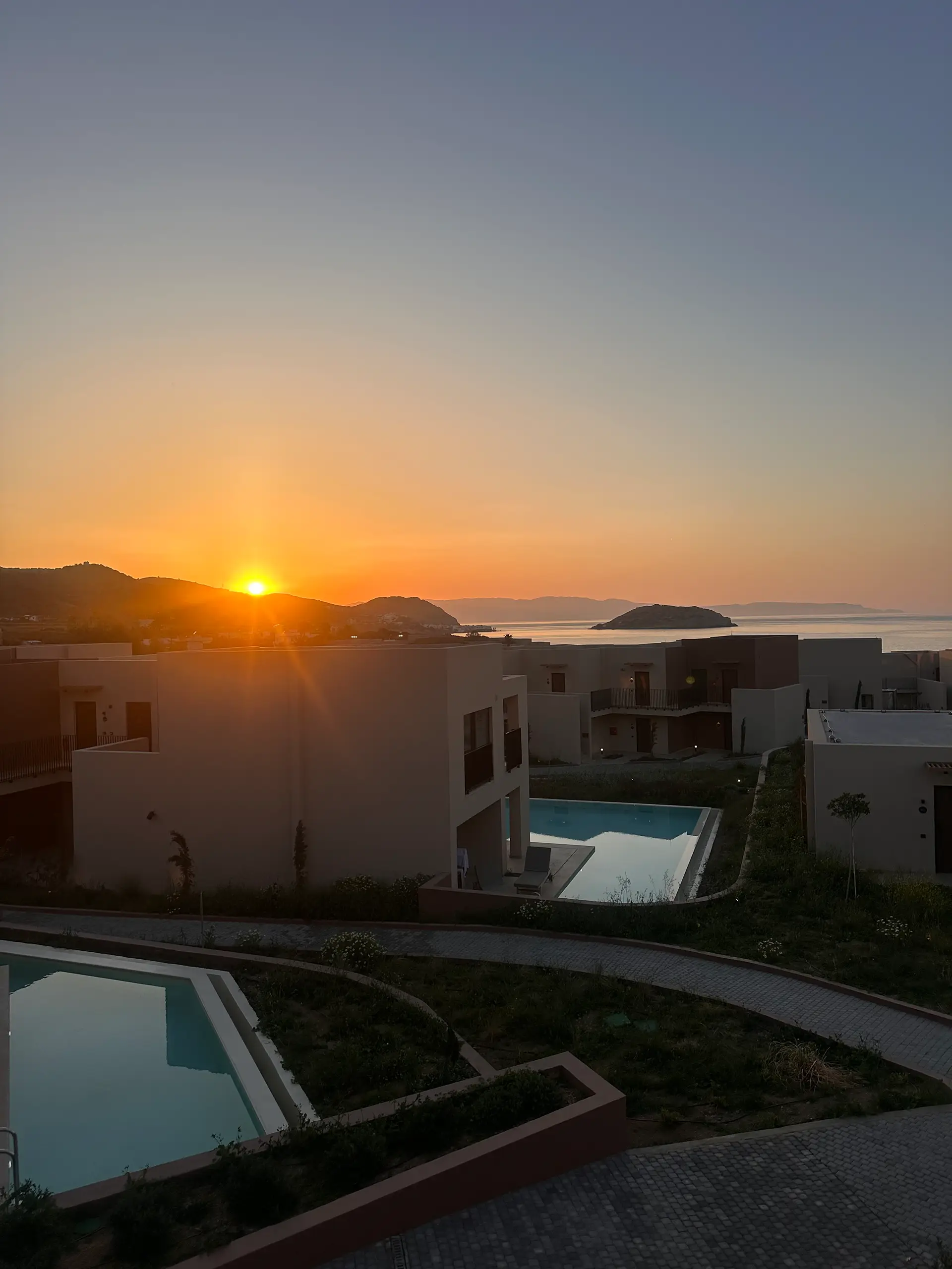Reisebericht Palmenstrand Vai Kreta mit Sonnenuntergang über Hotelanlage und Meer auf Ostkreta