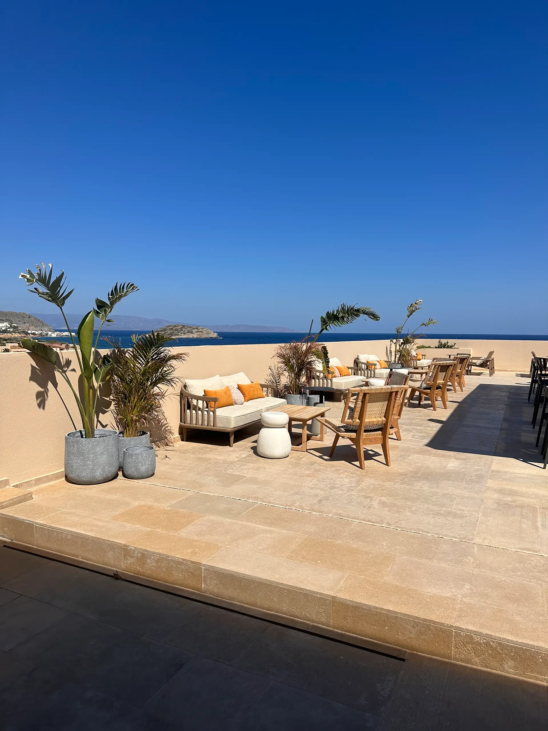 Reisebericht Palmenstrand Vai Kreta mit stilvoller Hotelterrasse und Meerblick auf Ostkreta