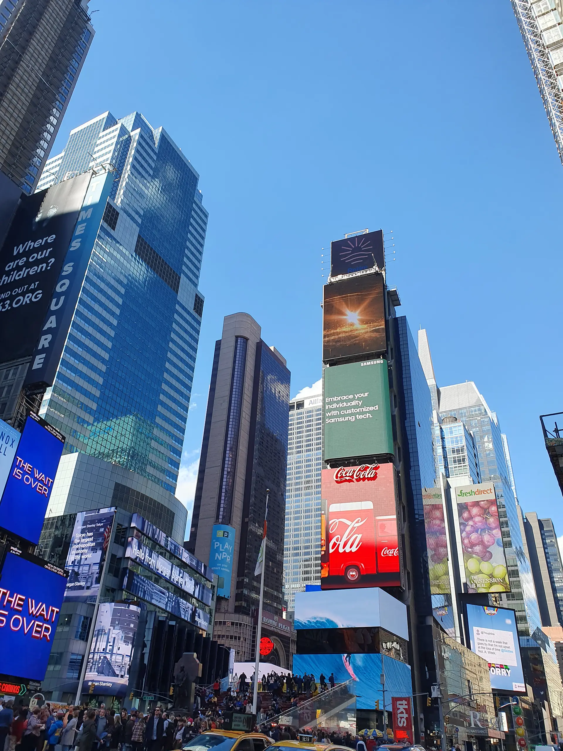 Blick auf den Times Square in New York mit Leuchtreklamen, Hochhäusern und Menschenmenge