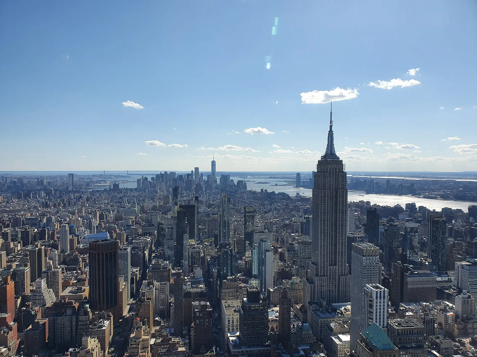 Panoramablick über Manhattan mit Empire State Building, Hudson River und Skyline von New York