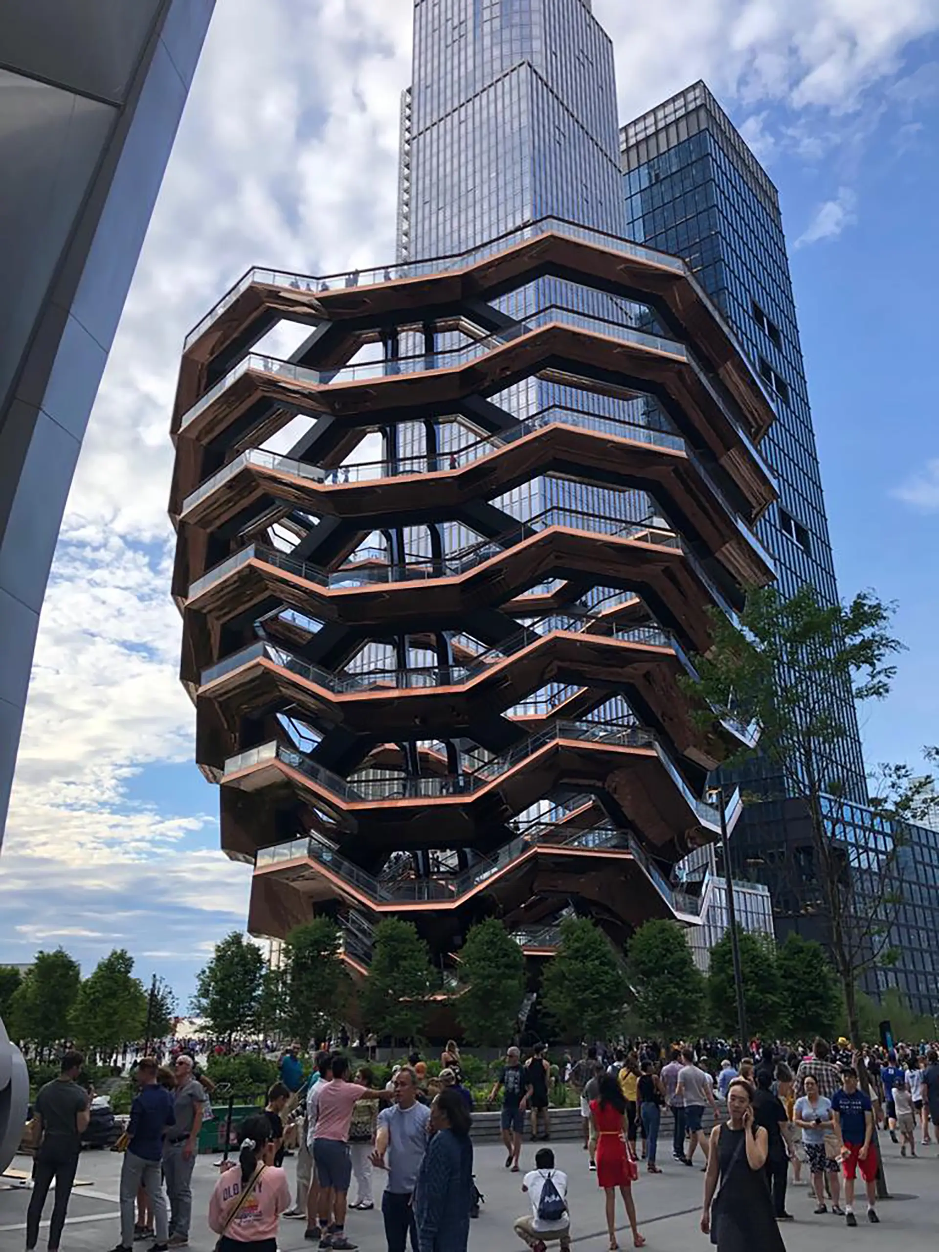 The Vessel bei Hudson Yards in New York mit Besuchern und modernen Hochhäusern