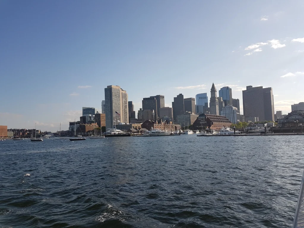 Skyline von Boston am Hafen während einer New England Rundreise