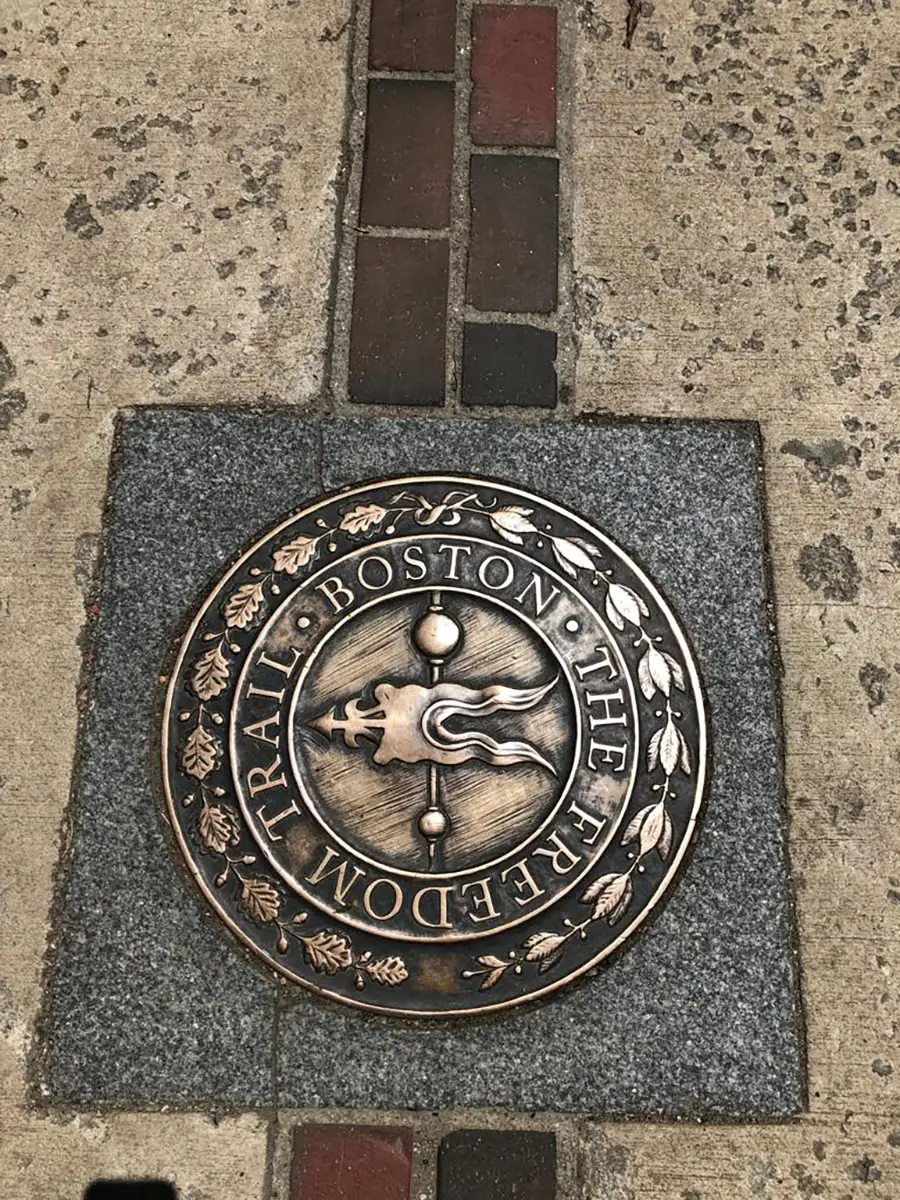 Freedom Trail in Boston entdecken Historische Freedom-Trail-Markierung auf dem Gehweg in Boston