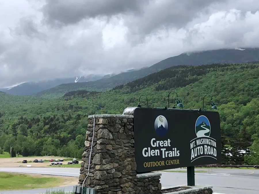 Abenteuer am Mount Washington Eingang zur Mount Washington Auto Road und Great Glen Trails