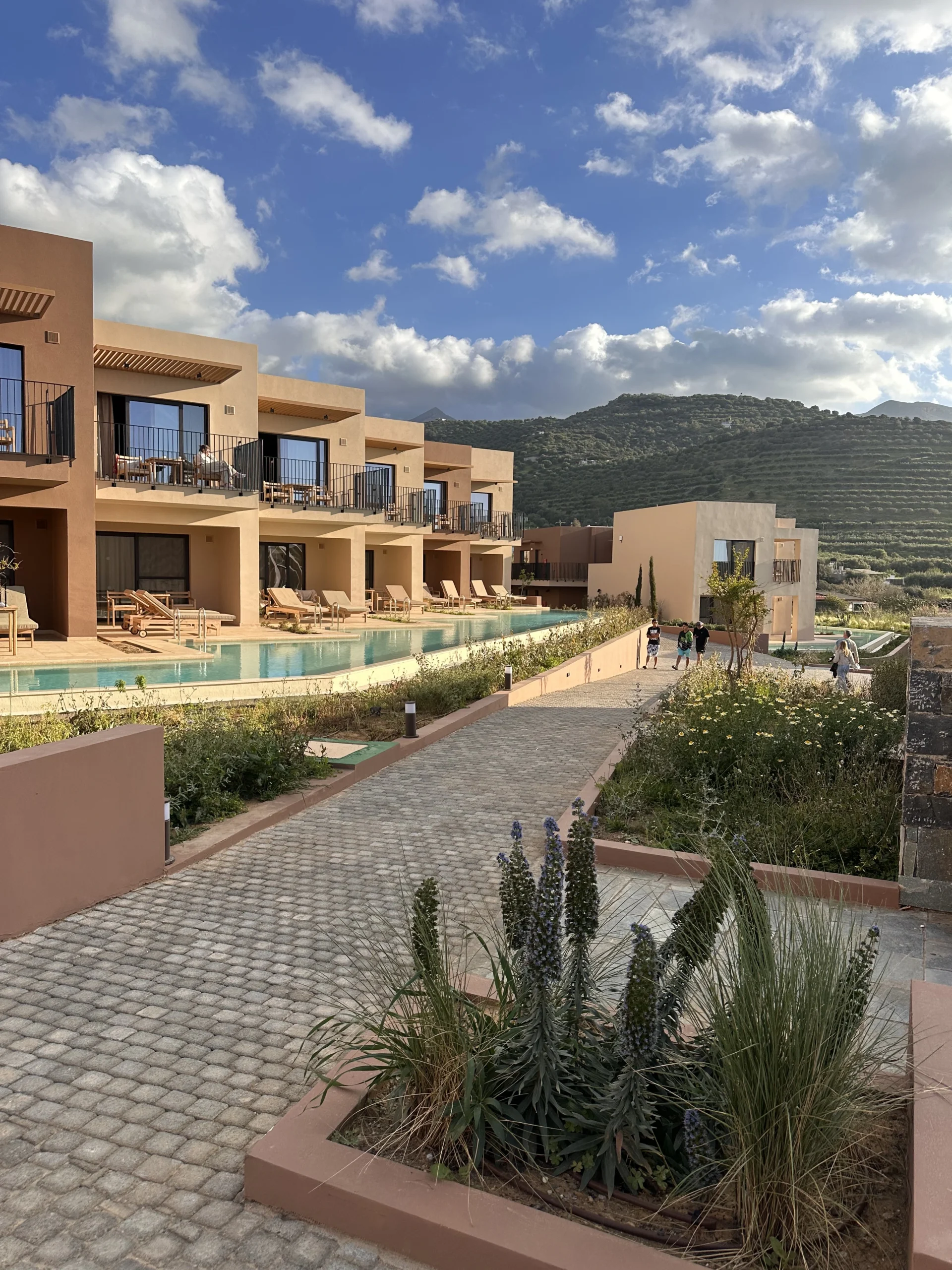 Reisebericht Palmenstrand Vai Kreta mit moderner Hotelanlage des Ananea Rocrita vor kretischen Bergen