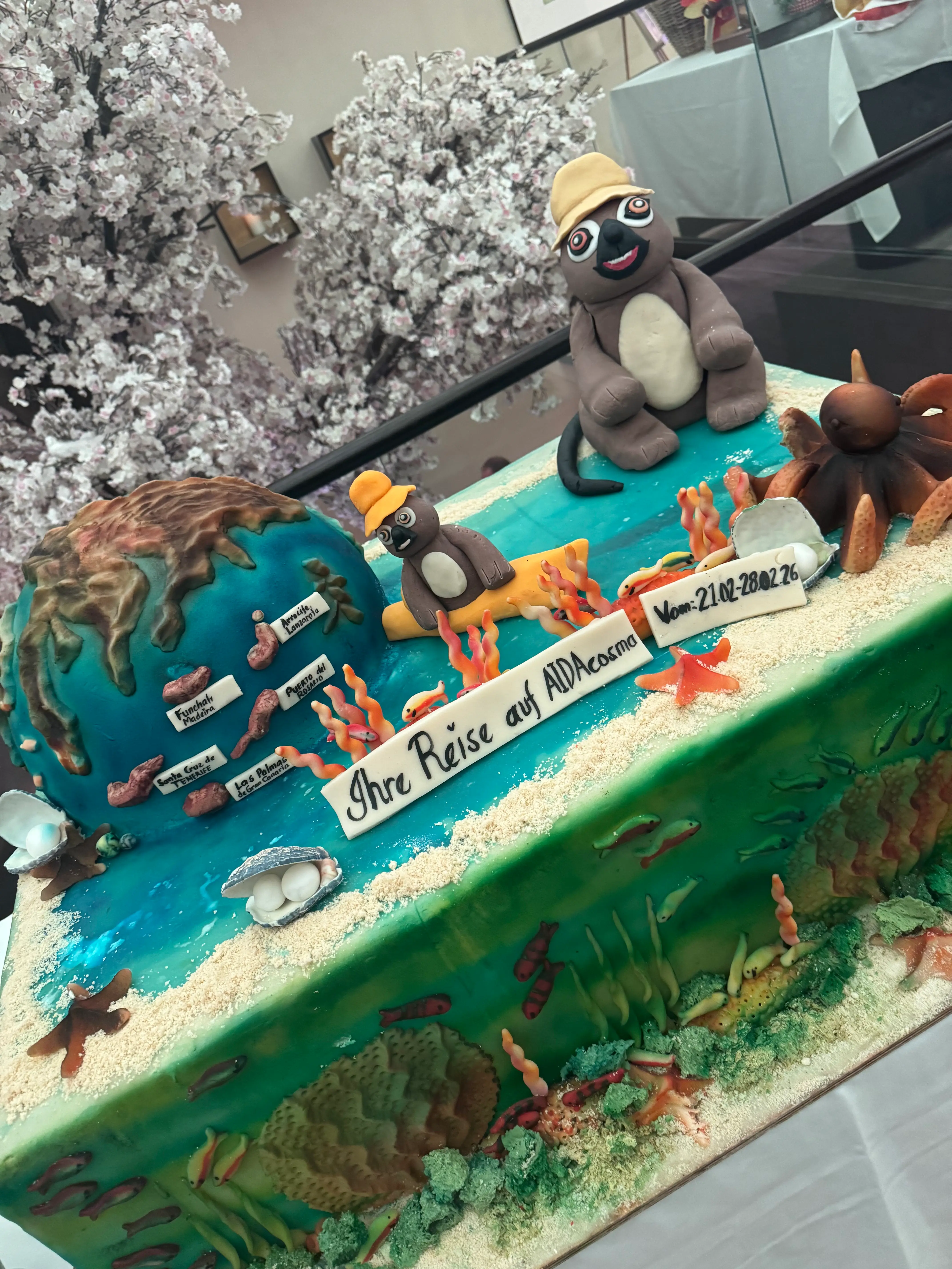 Süßer Gruß zur Kanaren Kreuzfahrt mit AIDAcosma Dekorierte Reisetorte an Bord der AIDAcosma mit Motiven der Kanarenroute