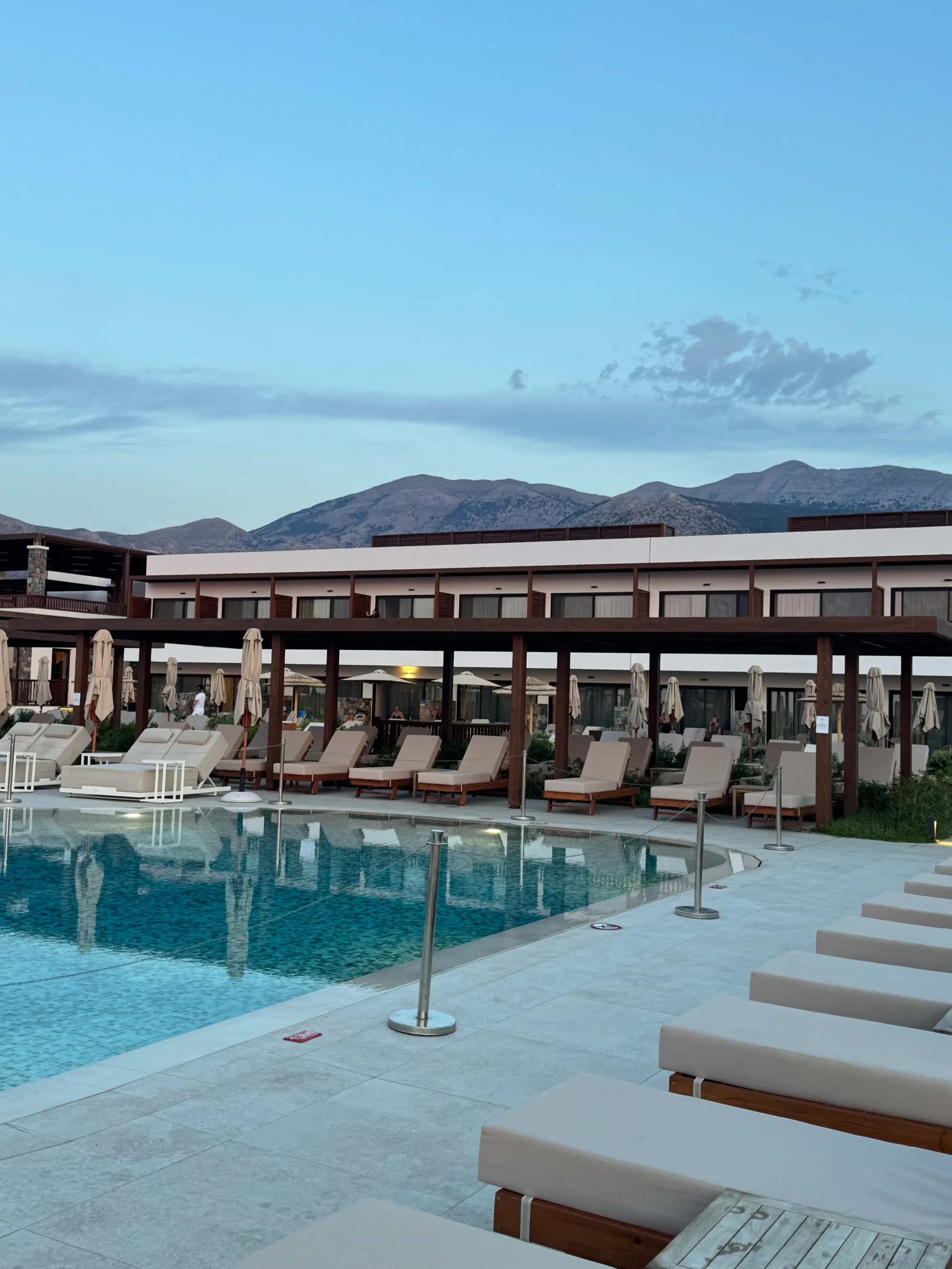 Poolbereich des allsun Hotel Carolina Sun Beach vor der Bergkulisse Kretas