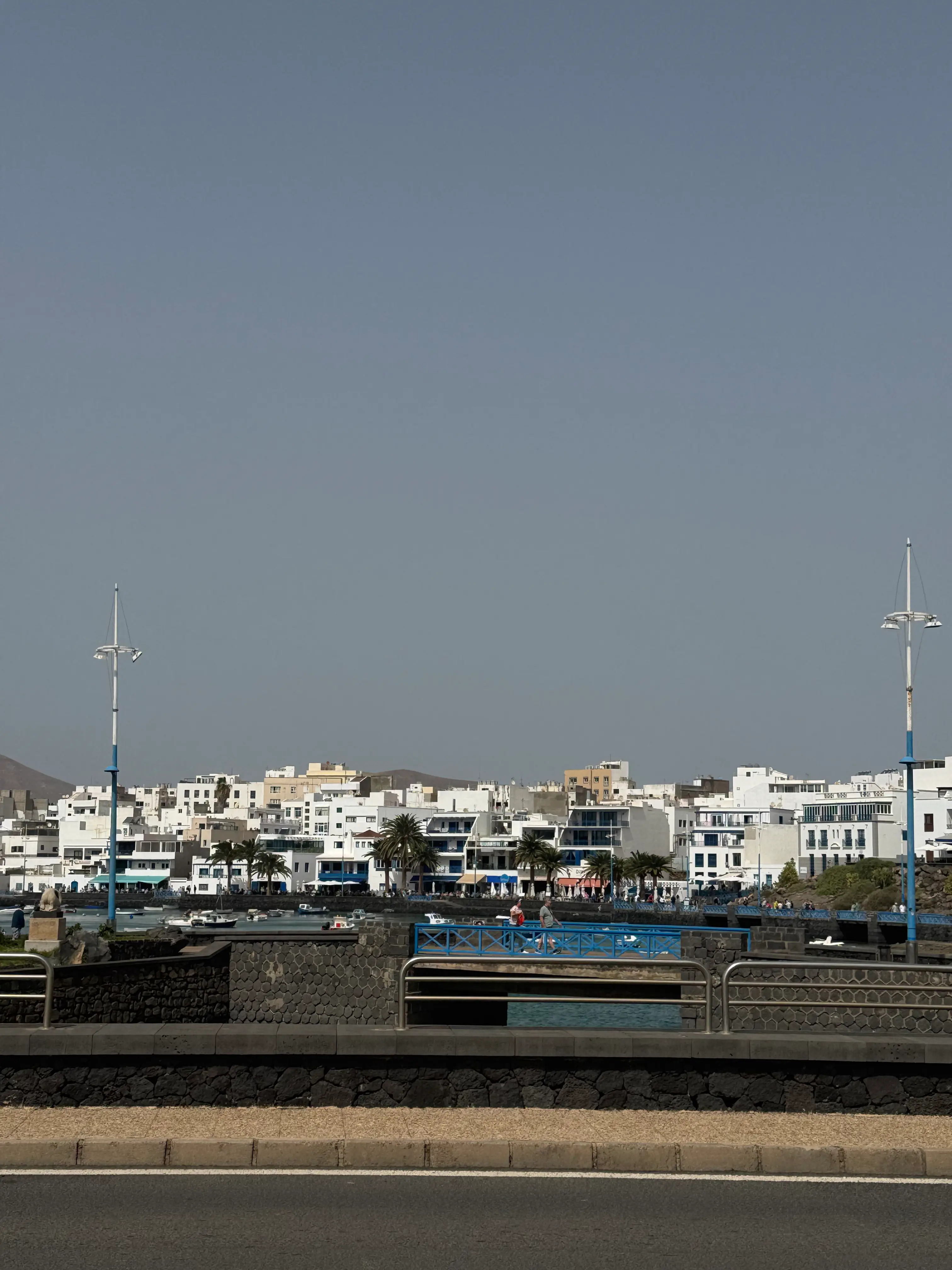 Spaziergang durch Arrecife auf Lanzarote Weiße Häuser und blaue Brücken an der Hafenpromenade von Arrecife auf Lanzarote