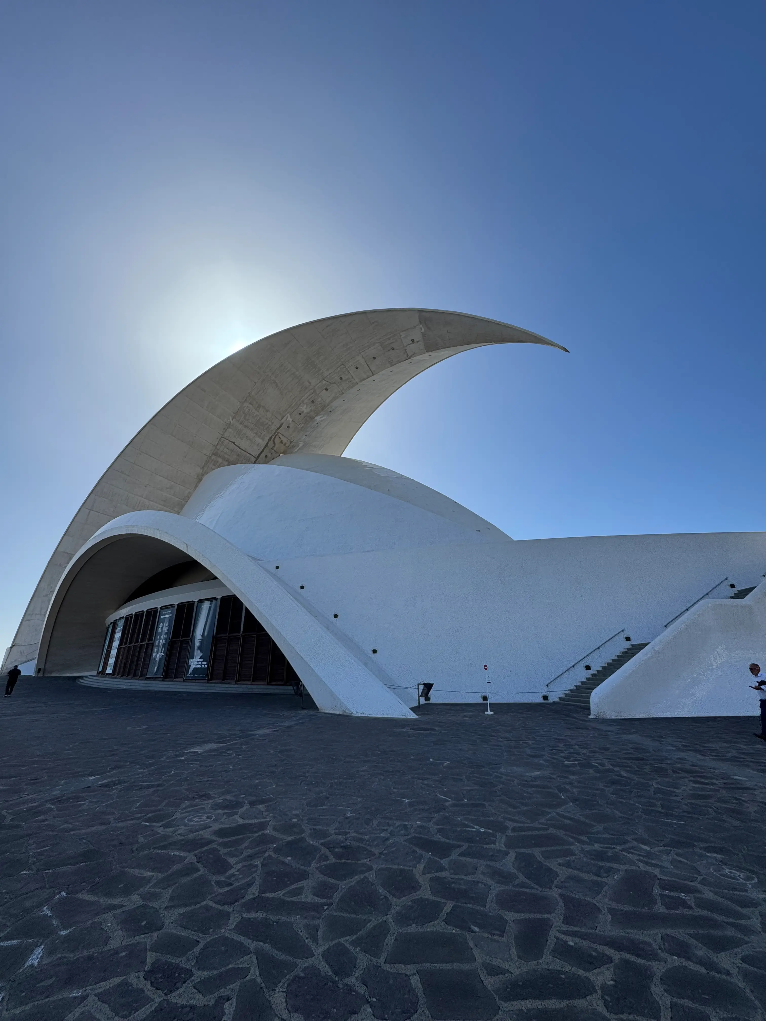 Auditorio de Tenerife in Santa Cruz Weiße geschwungene Fassade des Auditorio de Tenerife unter blauem Himmel