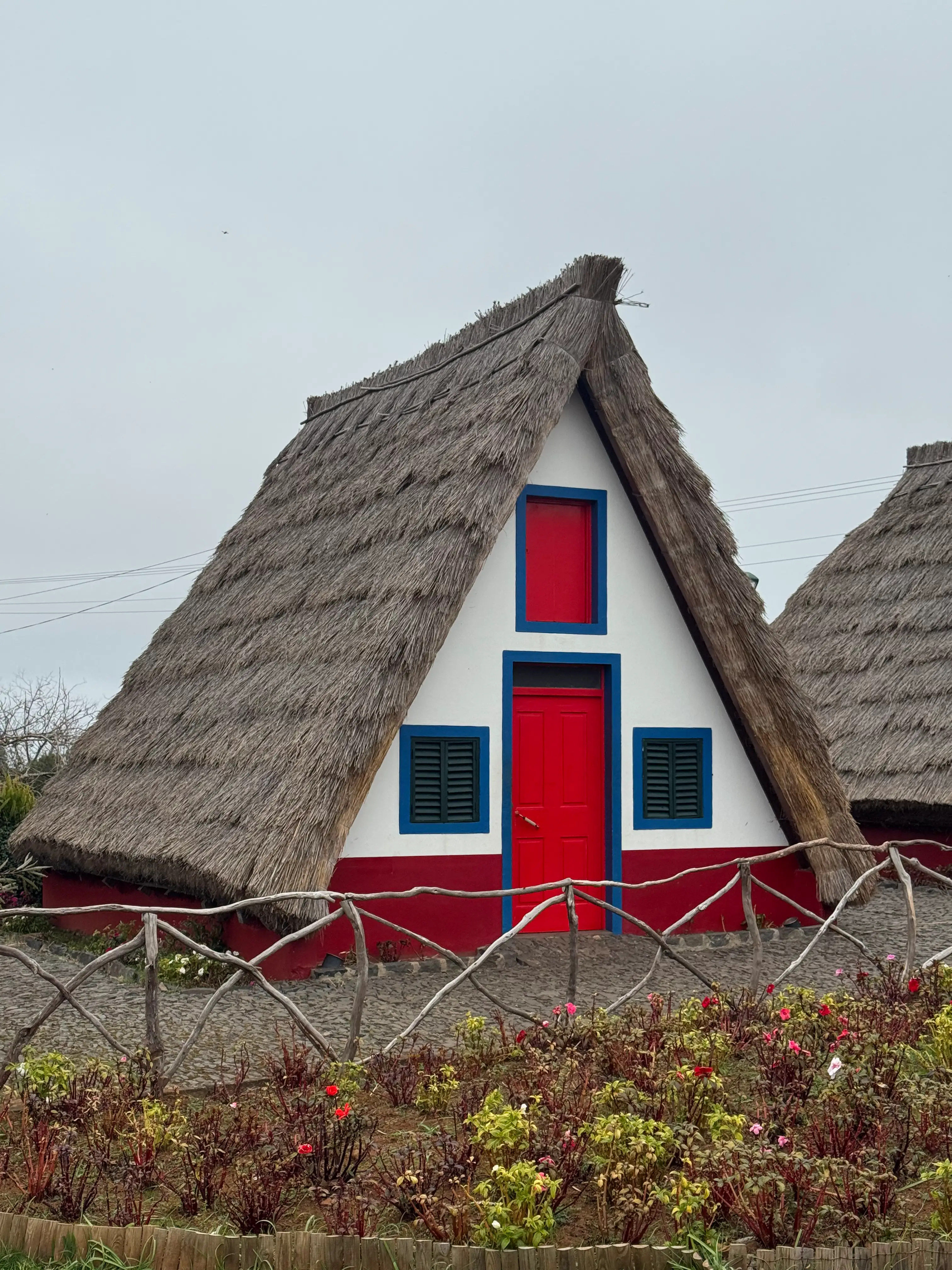 Casas Típicas in Santana auf Madeira Traditionelles strohgedecktes Haus mit roter Tür in Santana auf Madeira