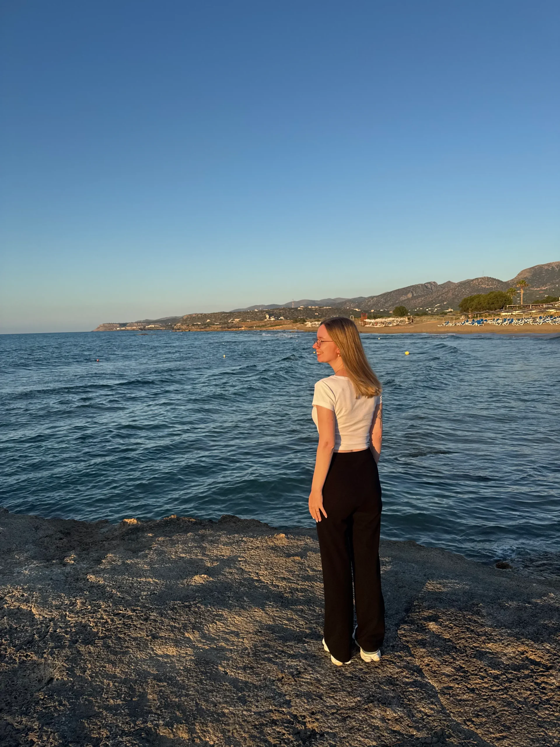 Reiseberaterin Jenny Wienands an der felsigen Küste von Malia auf Kreta