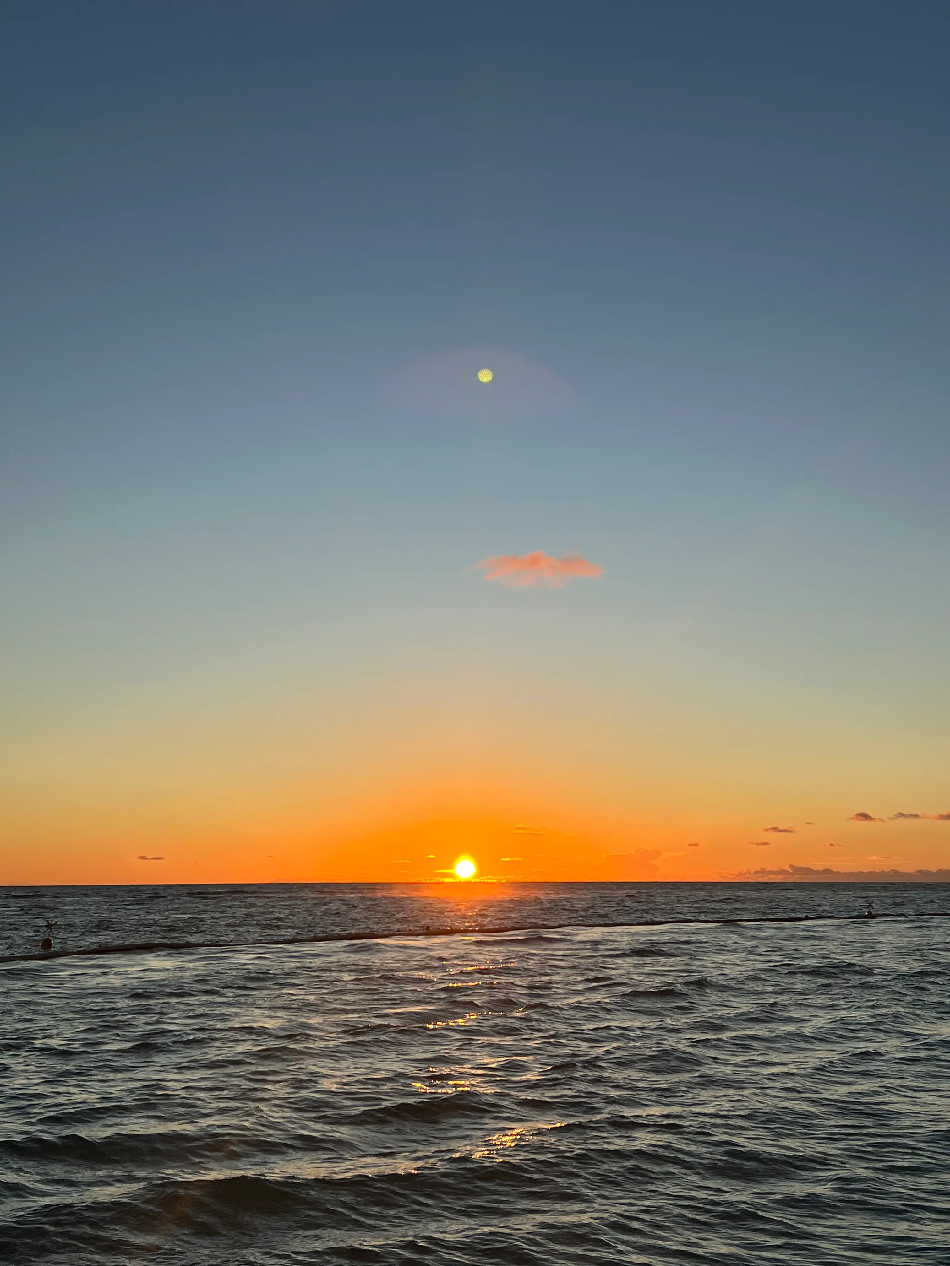 Orangefarbener Sonnenaufgang über dem Meer in Punta Cana