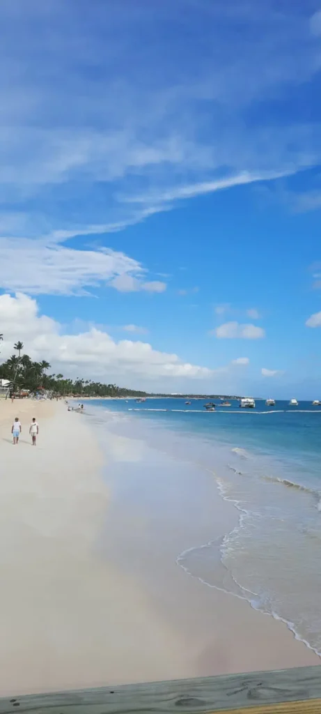 Weißer Sandstrand und türkisblaues Meer in Punta Cana nahe dem Vista Sol Punta Cana
