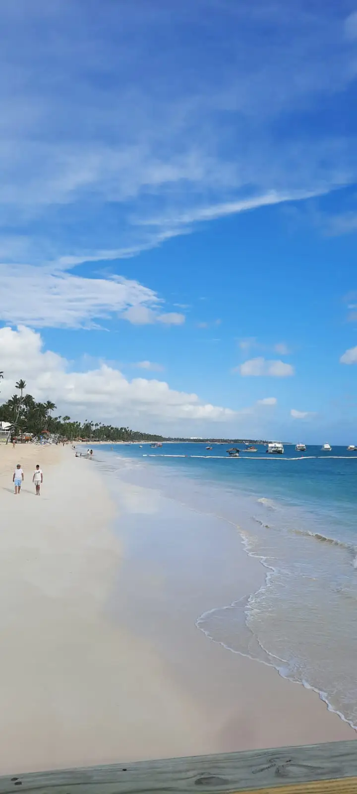 Weißer Sandstrand und türkisblaues Meer in Punta Cana nahe dem Vista Sol Punta Cana