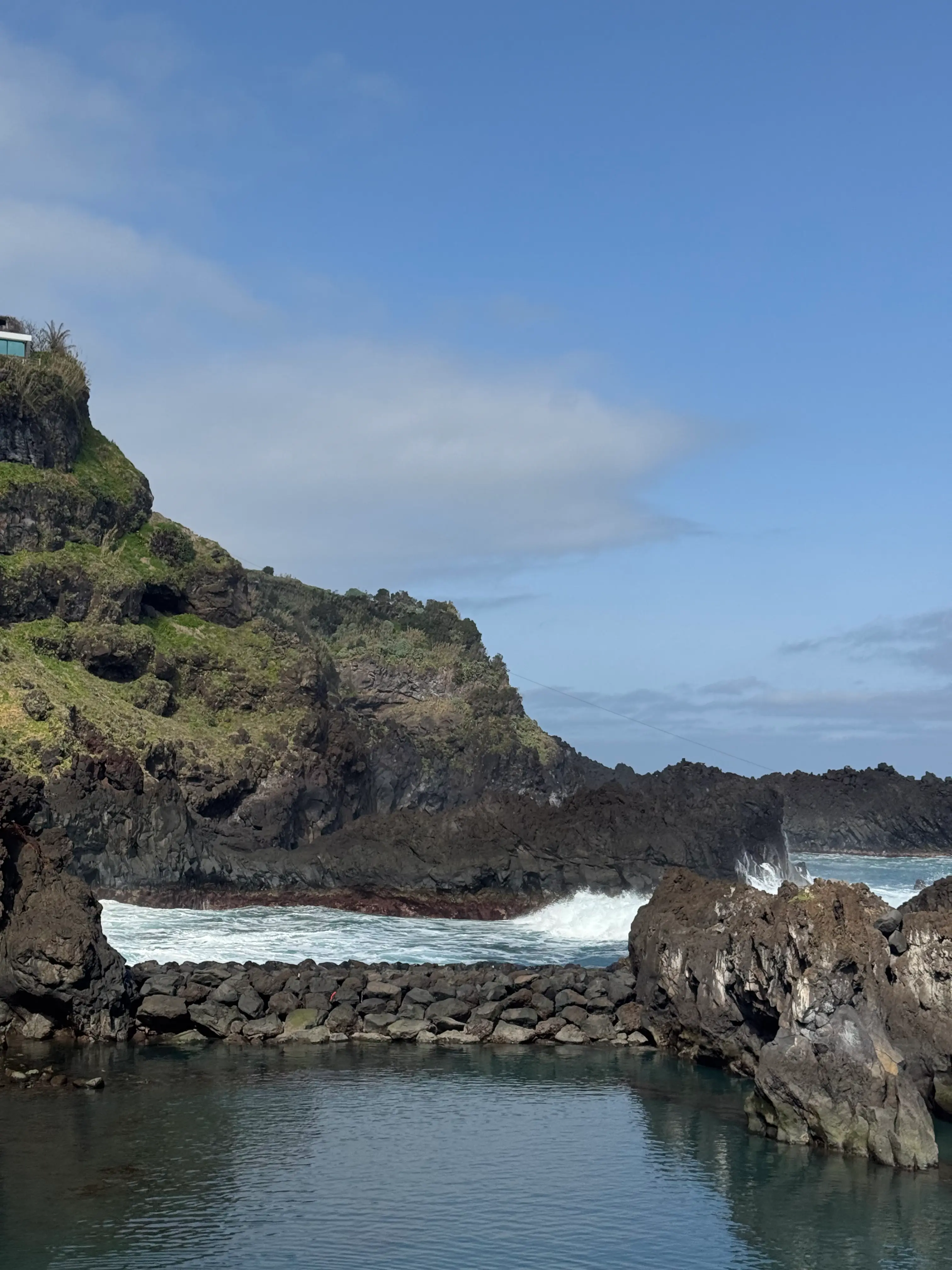 Naturpool an Madeiras Nordküste Vulkanischer Naturpool bei Seixal auf Madeira vor schwarzer Felsküste und Atlantikwellen