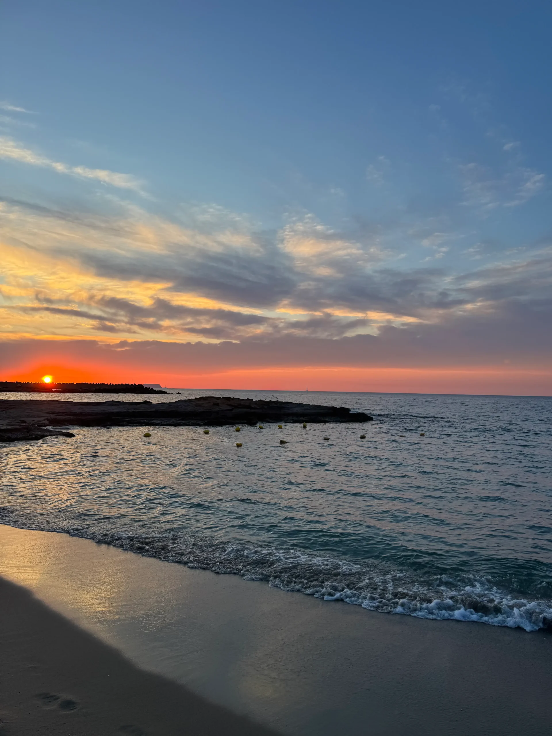 Sonnenuntergang über dem Meer am Strand von Malia auf Kreta