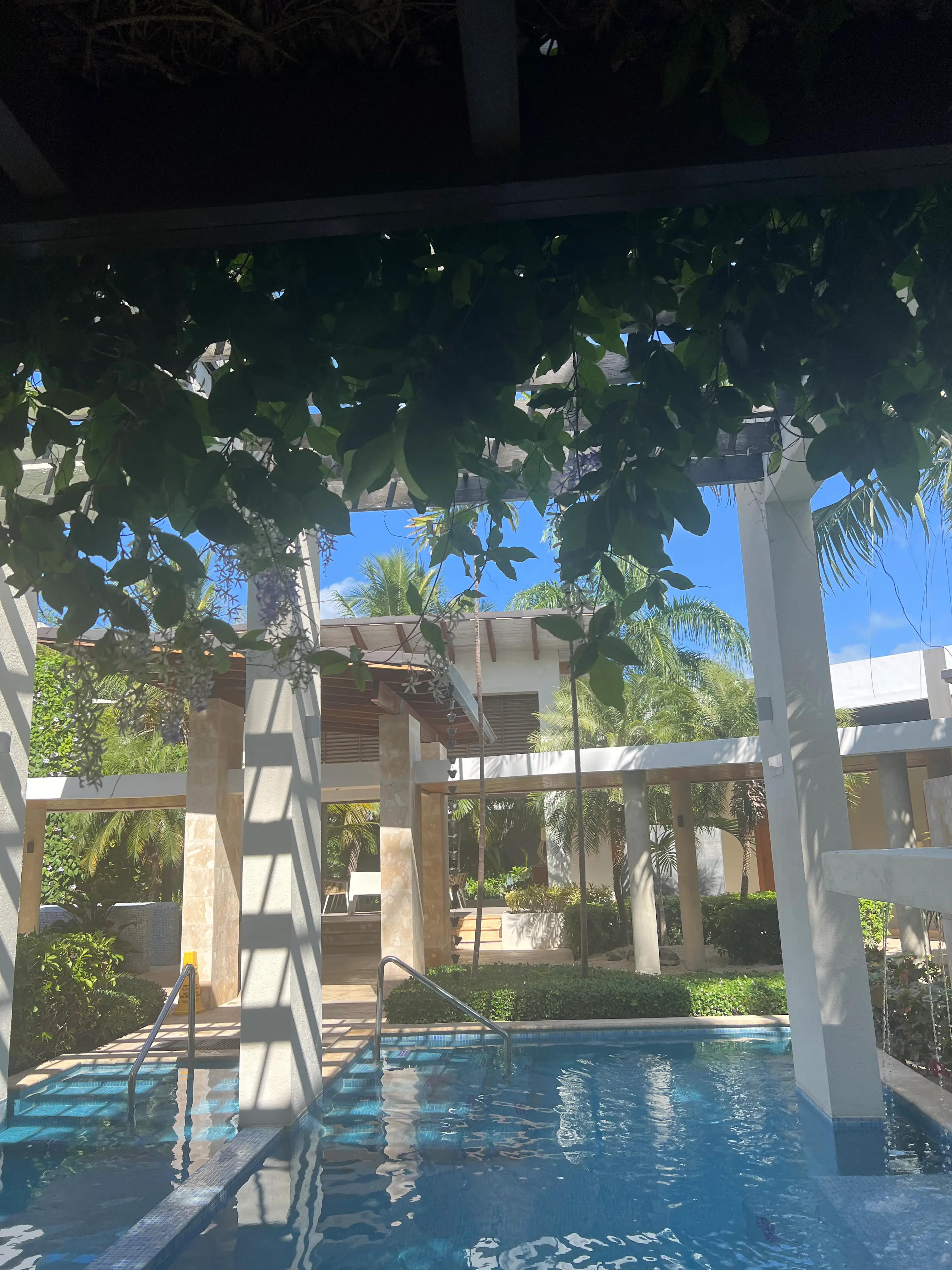 Ruhiger Poolbereich im Spa des Vista Sol Punta Cana Beach Resort