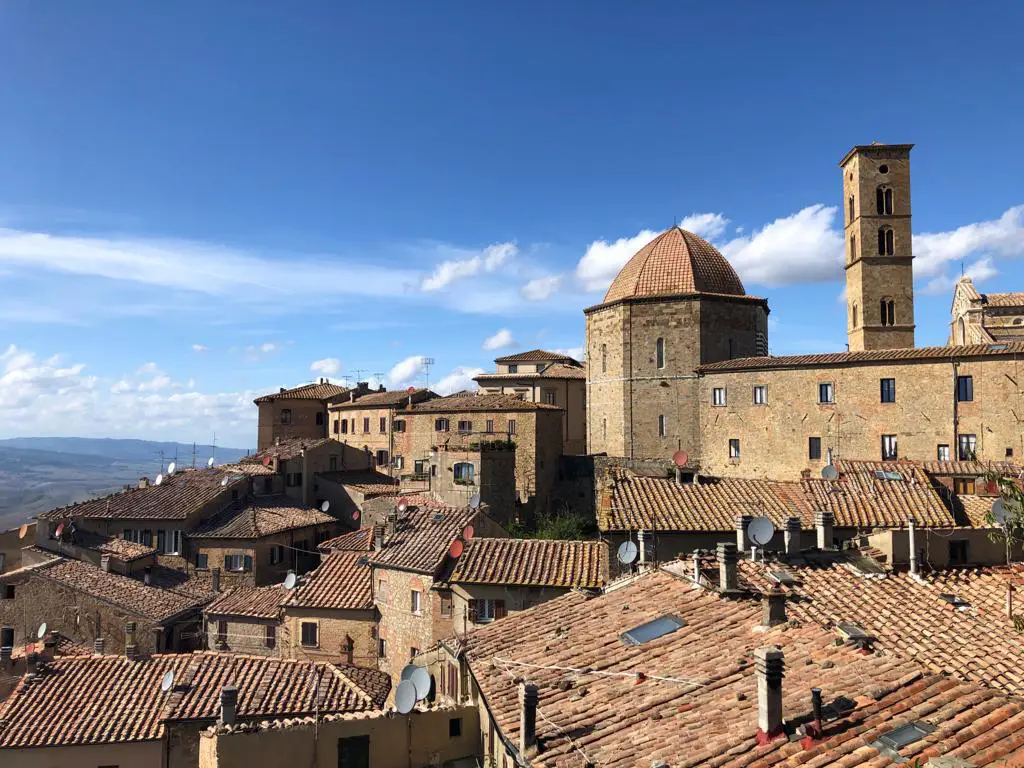 Historische Dächer und Kirchturm in der mittelalterlichen Altstadt von Volterra