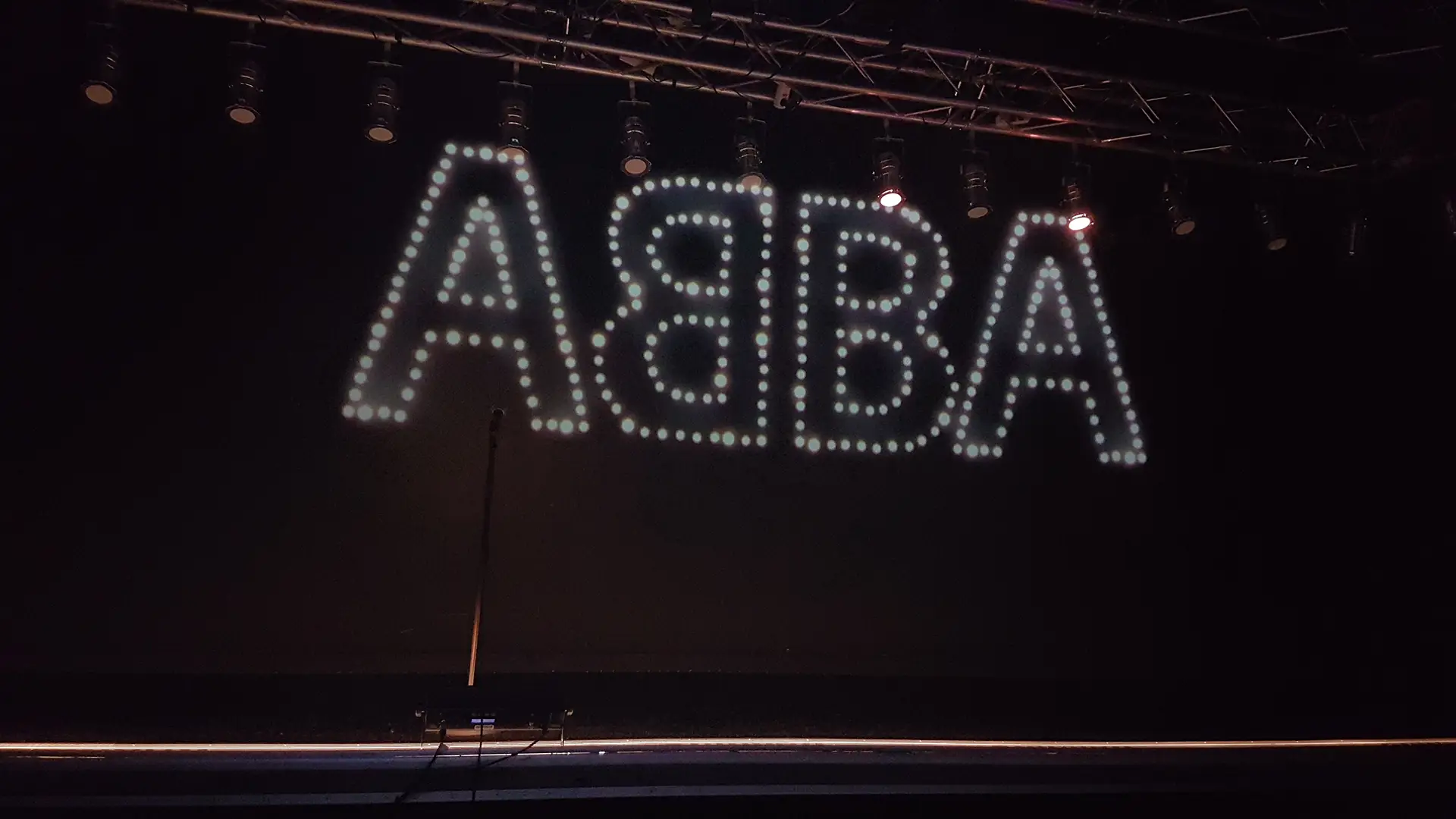 ABBA The Museum mit interaktivem Erlebnis in Stockholm Beleuchteter ABBA-Schriftzug im ABBA The Museum in Stockholm