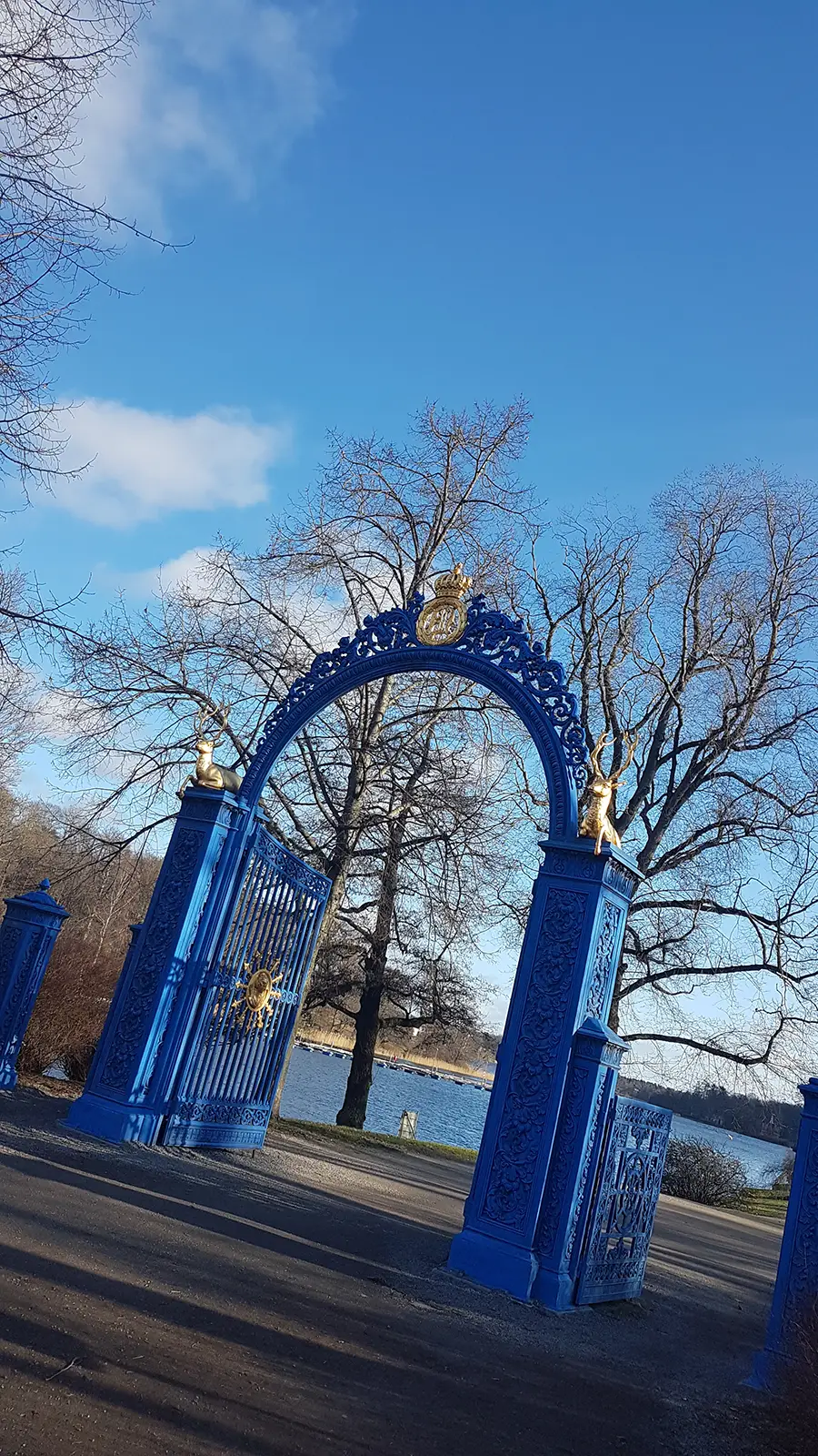 Blå Porten auf Djurgården in Stockholm Blaues und golden verziertes Tor Blå Porten am Djurgården in Stockholm