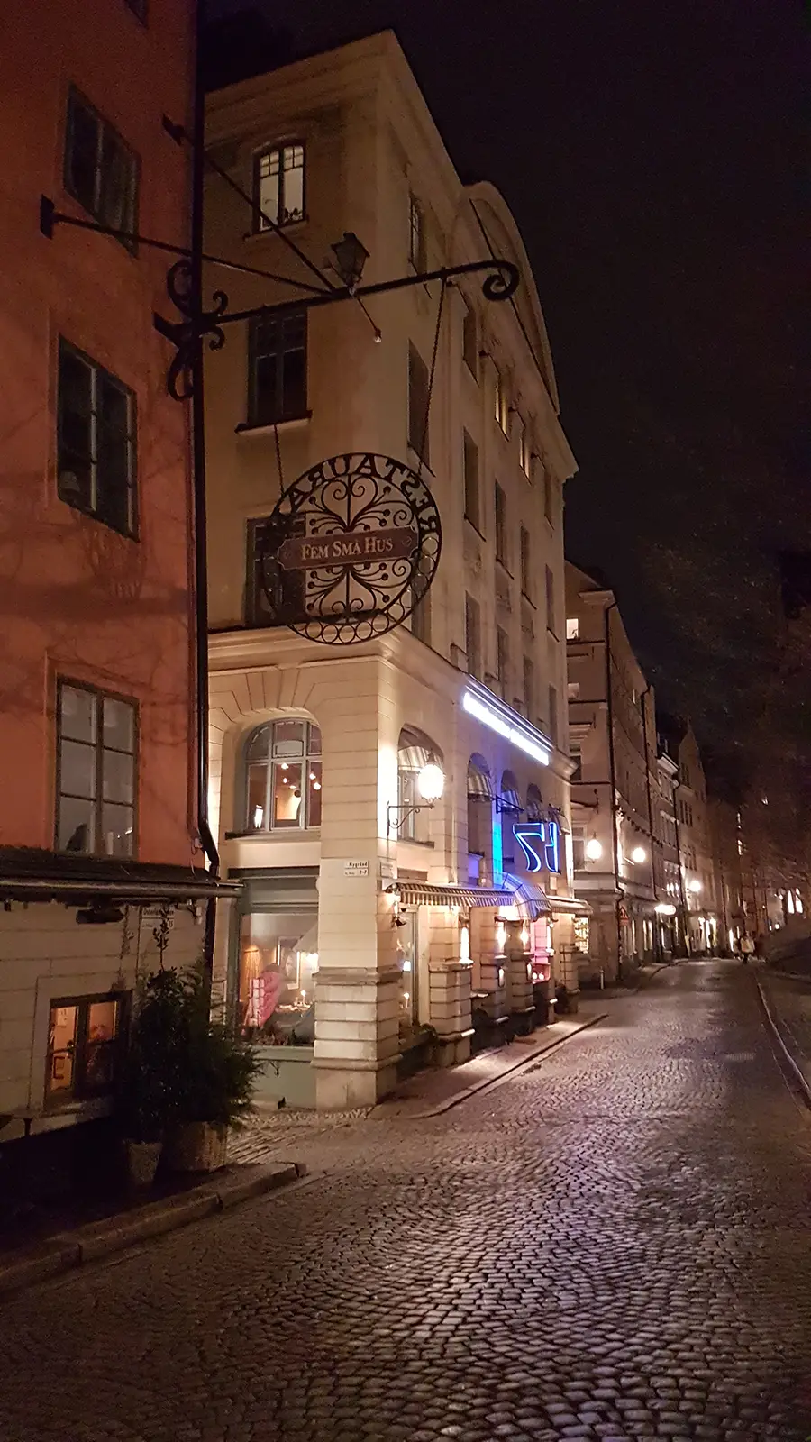 Gamla Stan am Abend im Stockholm Reisebericht Abendliche Kopfsteinpflastergasse mit historischen Häusern in Gamla Stan in Stockholm