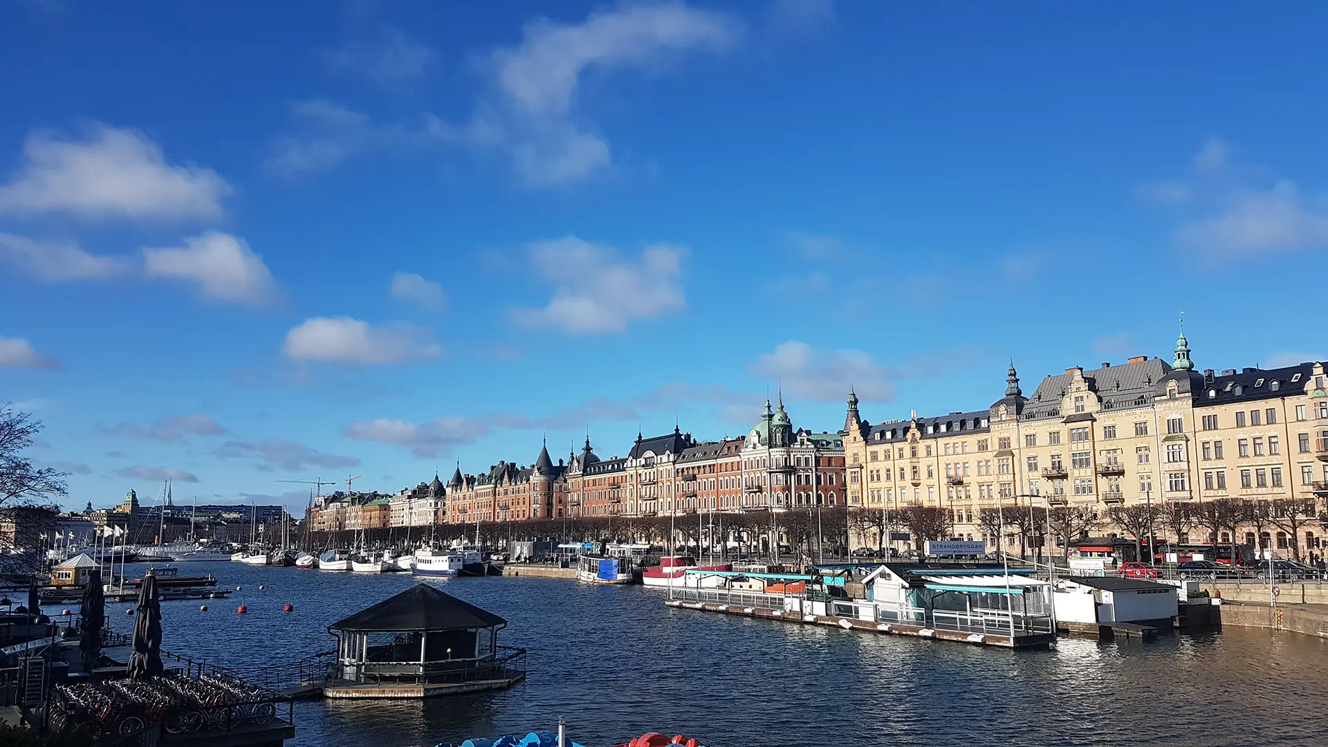 Stockholm am Wasser mit Blick auf den Strandvägen Blick über das Wasser auf die historischen Häuser am Strandvägen in Stockholm