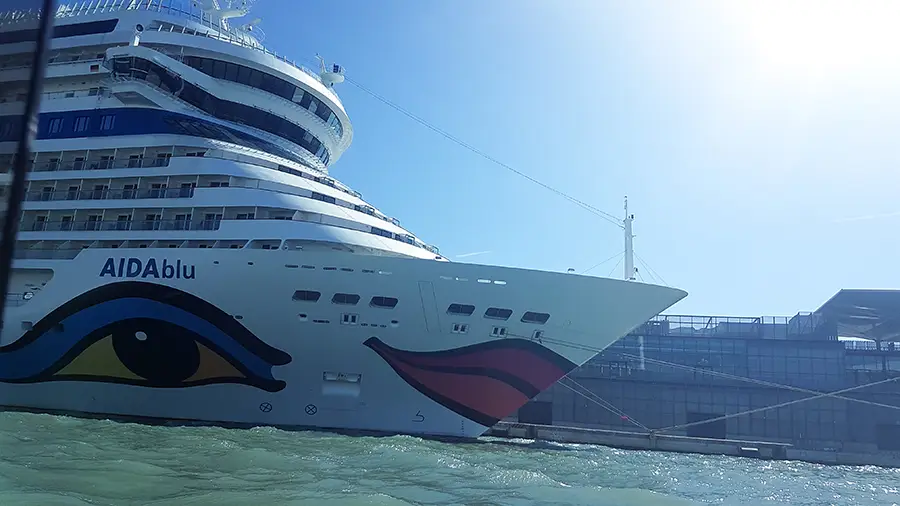 AIDAblu im Hafen während einer Kreuzfahrt durch die Adria