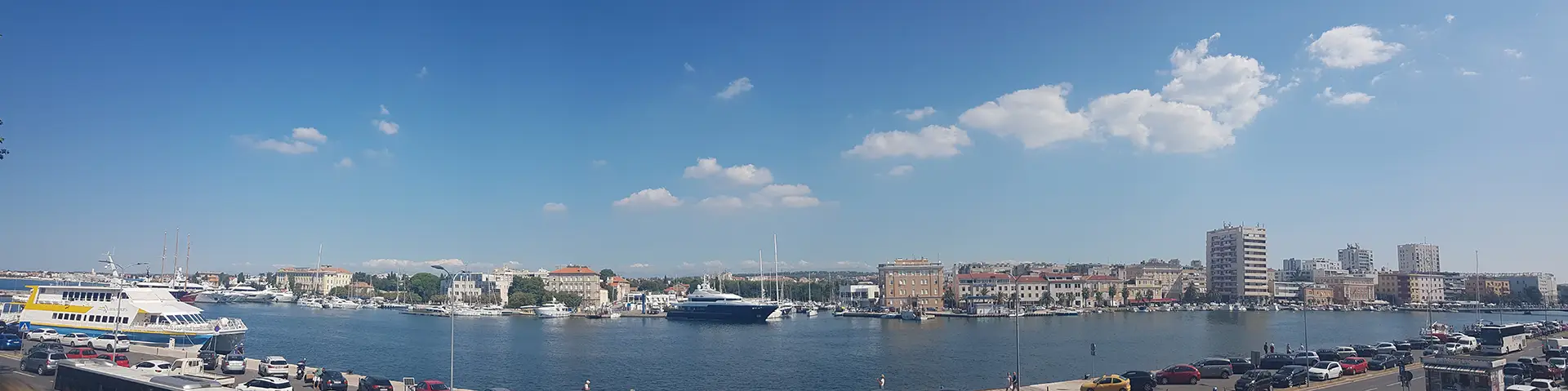 Blick über einen Hafen und die Küstenstadt während der AIDAblu Adria Kreuzfahrt