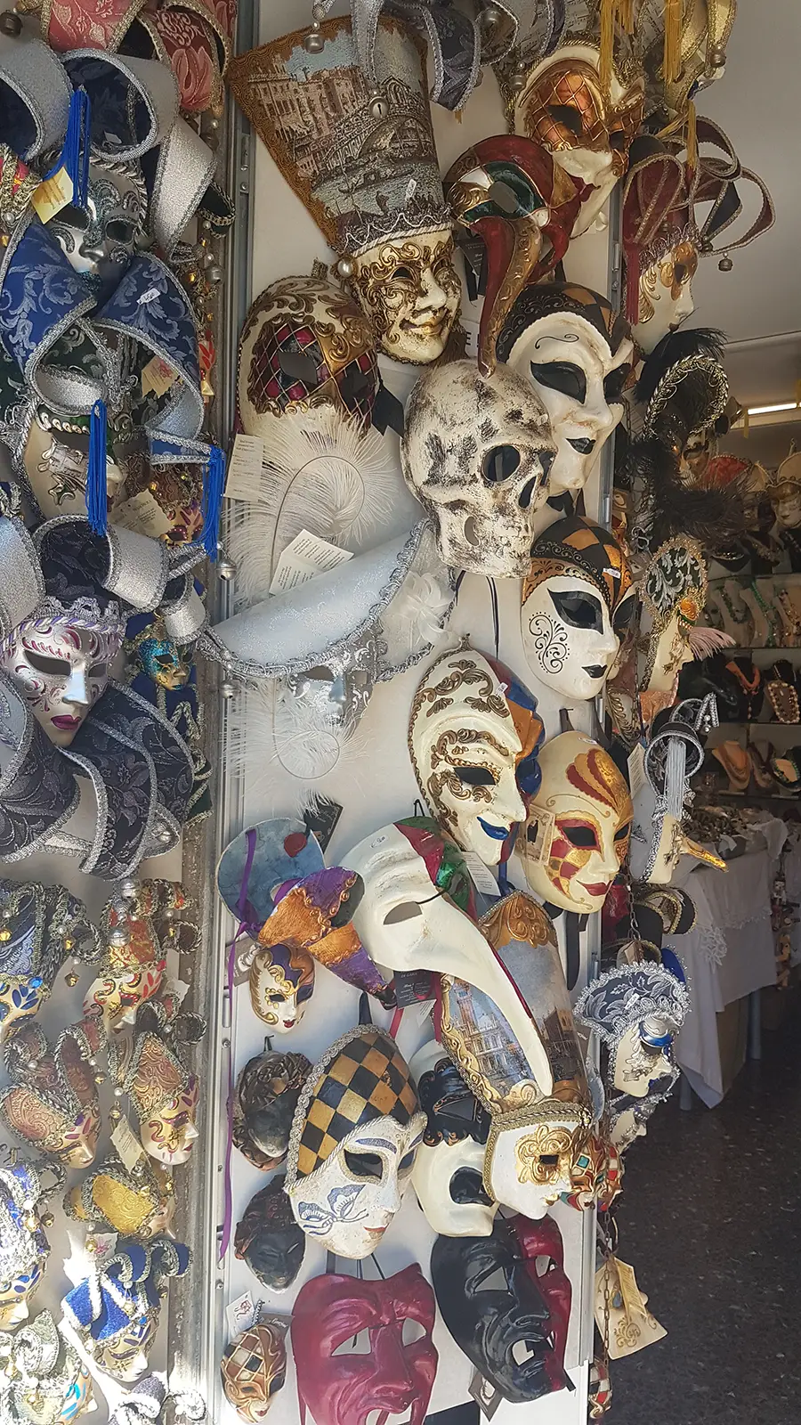 Kunstvoll verzierte venezianische Masken in Venedig
